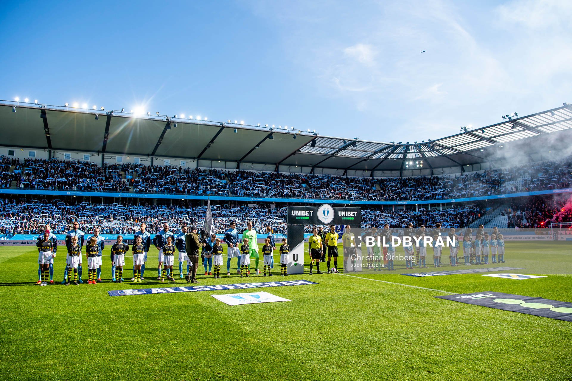 Spelarna ställer upp på arenan innan fotbollsmatchen i