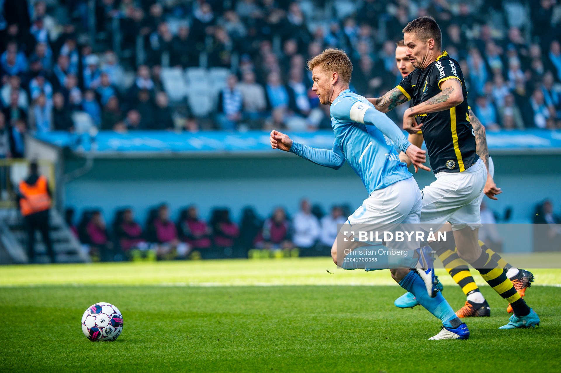 Malmö FFs Anders Christiansen på väg att assistera till