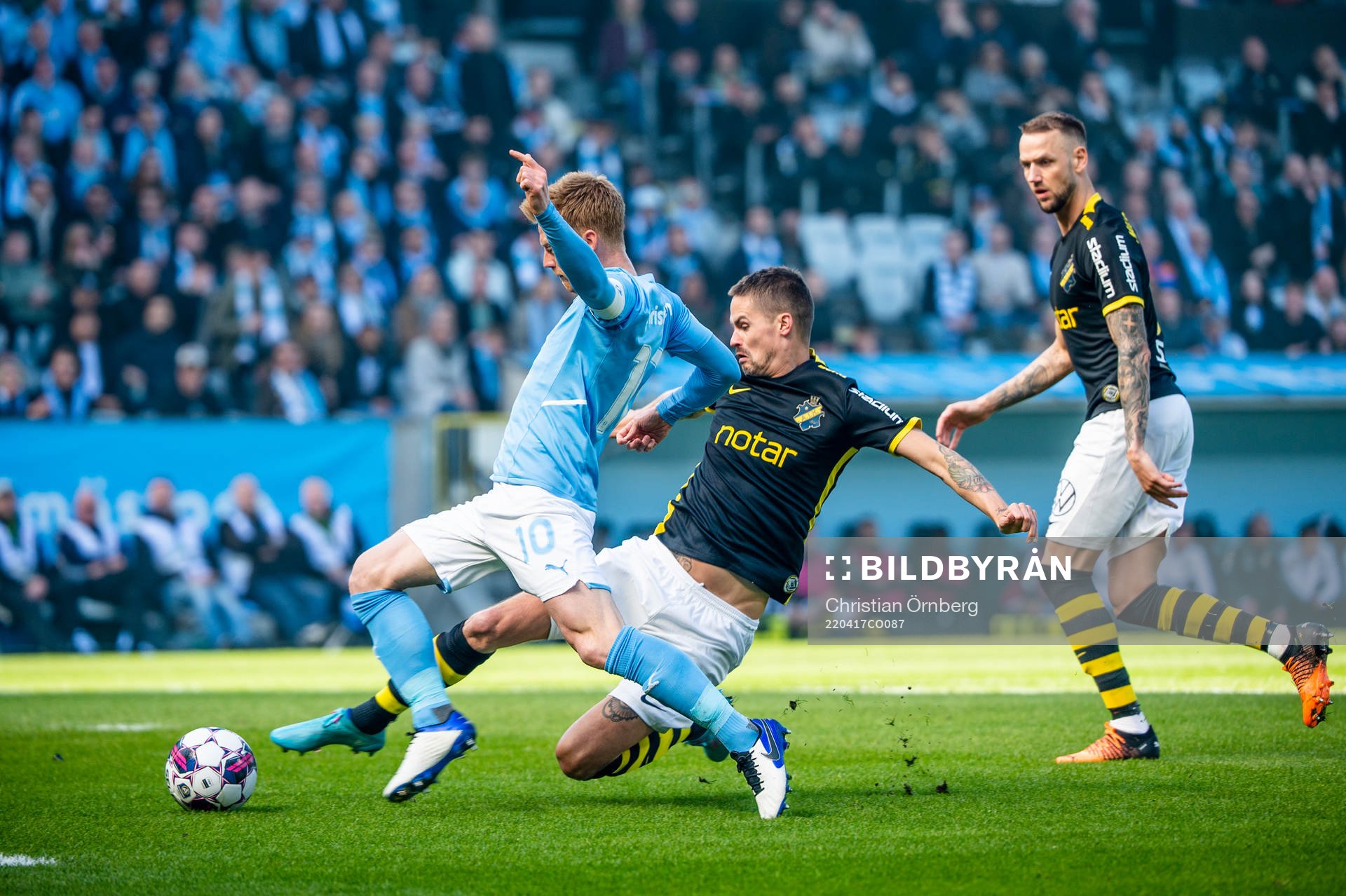 Malmö FFs Anders Christiansen på väg att assistera till