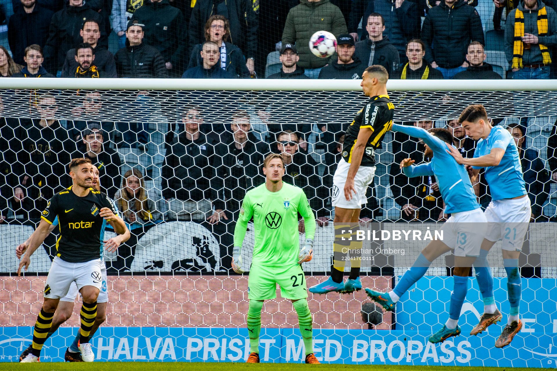 s Nabil Bahoui försöker få in bollen på Malmö FFs
