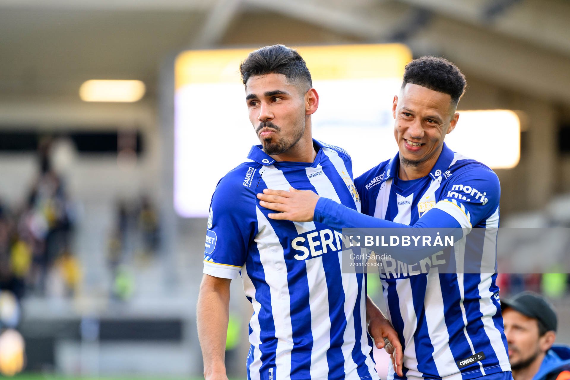 IFK Göteborgs Hosam Aiesh och Tobias Sana jublar efter fotbollsmatchen i Allsvenskan mellan Häcken och IFK Göteborg den 17 april 2022 i Göteborg.
