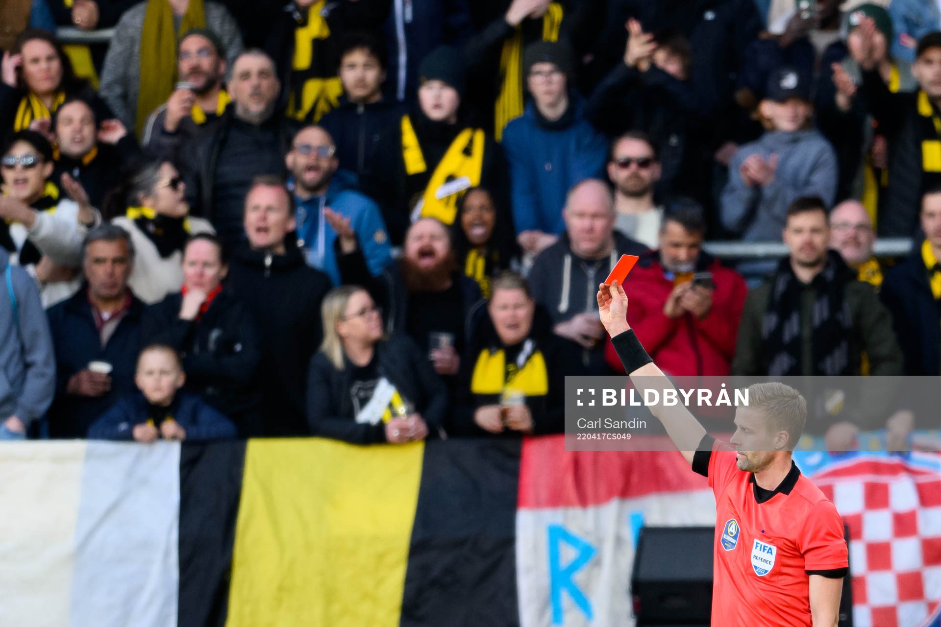 Häckens Kadir Hodzic (ej i bild) får rött kort av domare