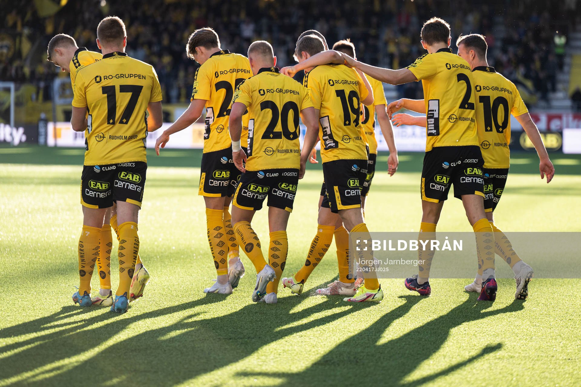 Elfsborgs spelare jublar efter att Jeppe Møldrup Okkels gjort 2-0 under fotbollsmatchen i Allsvenskan mellan Elfsborg och Värnamo den 17 april 2022 i Borås.