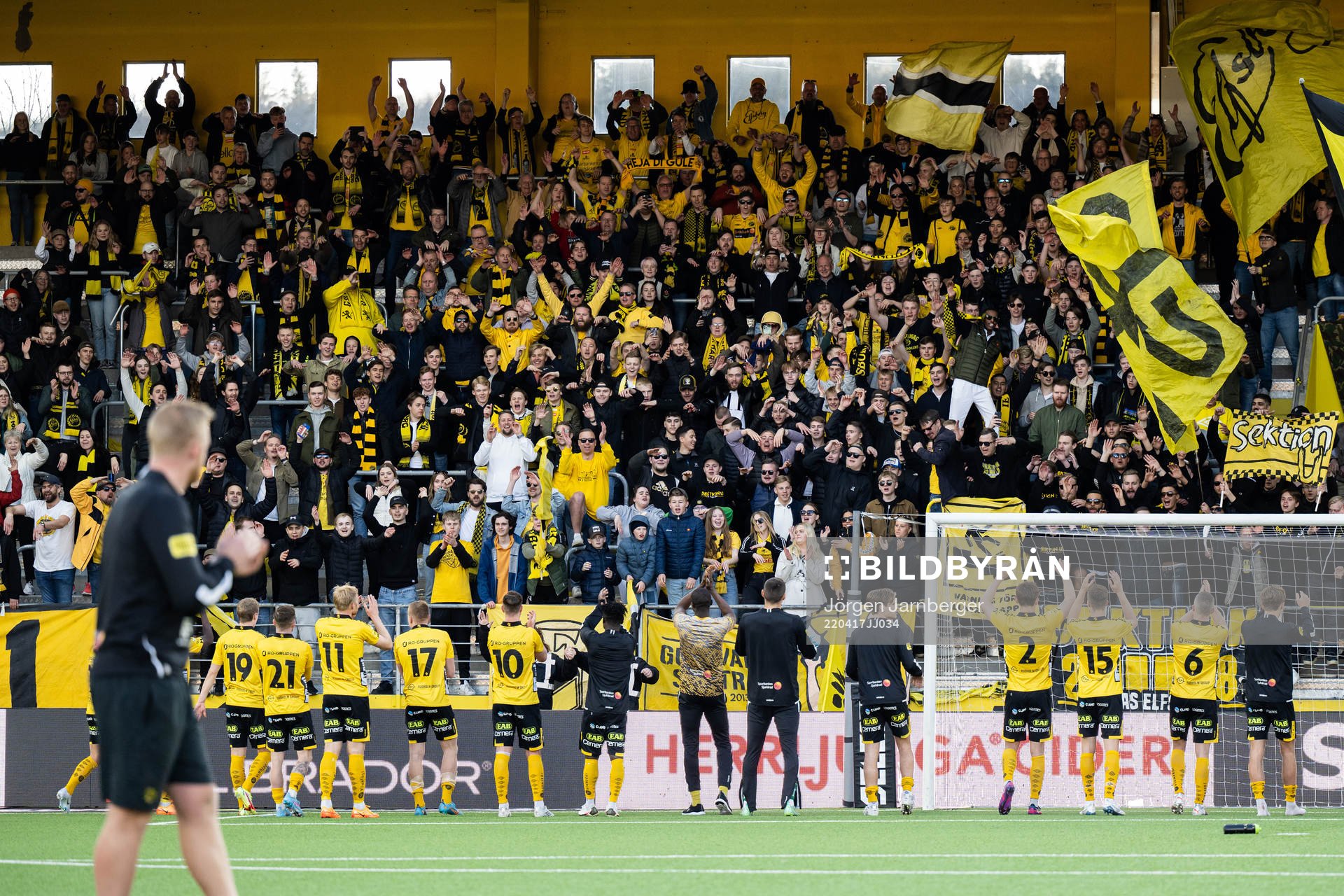 Elfsborgs spelare tackar publiken efter fotbollsmatchen i Allsvenskan mellan Elfsborg och Värnamo den 17 april 2022 i Borås. 