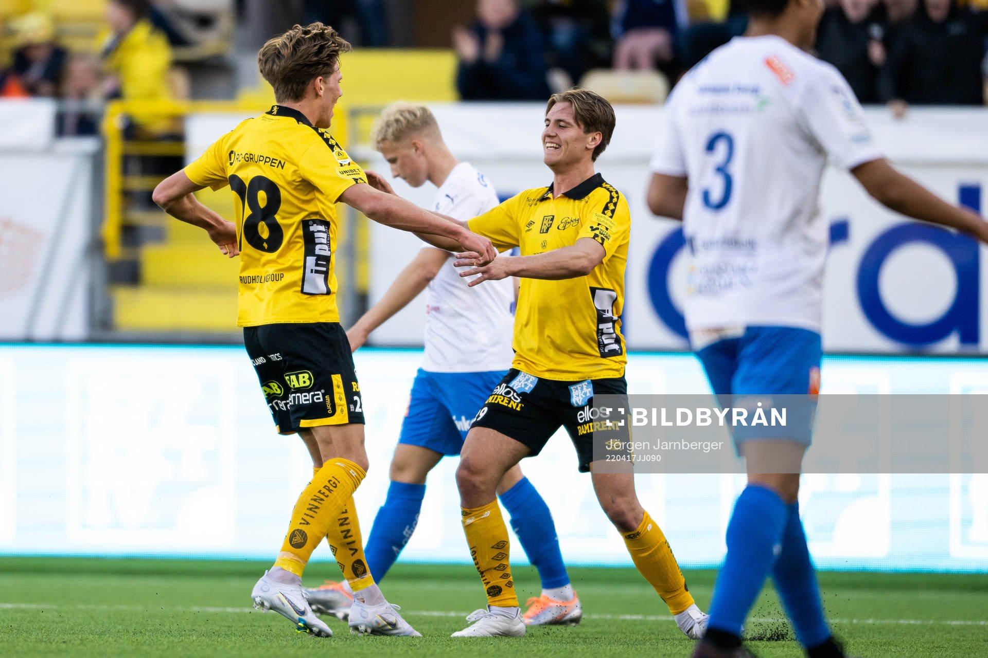 Elfsborgs Noah Söderberg jublar med Oliver Zandén