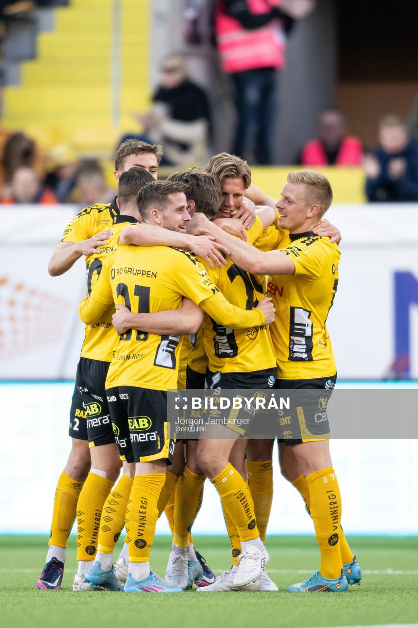 Elfsborgs Noah Söderberg jublar med lagkamrater