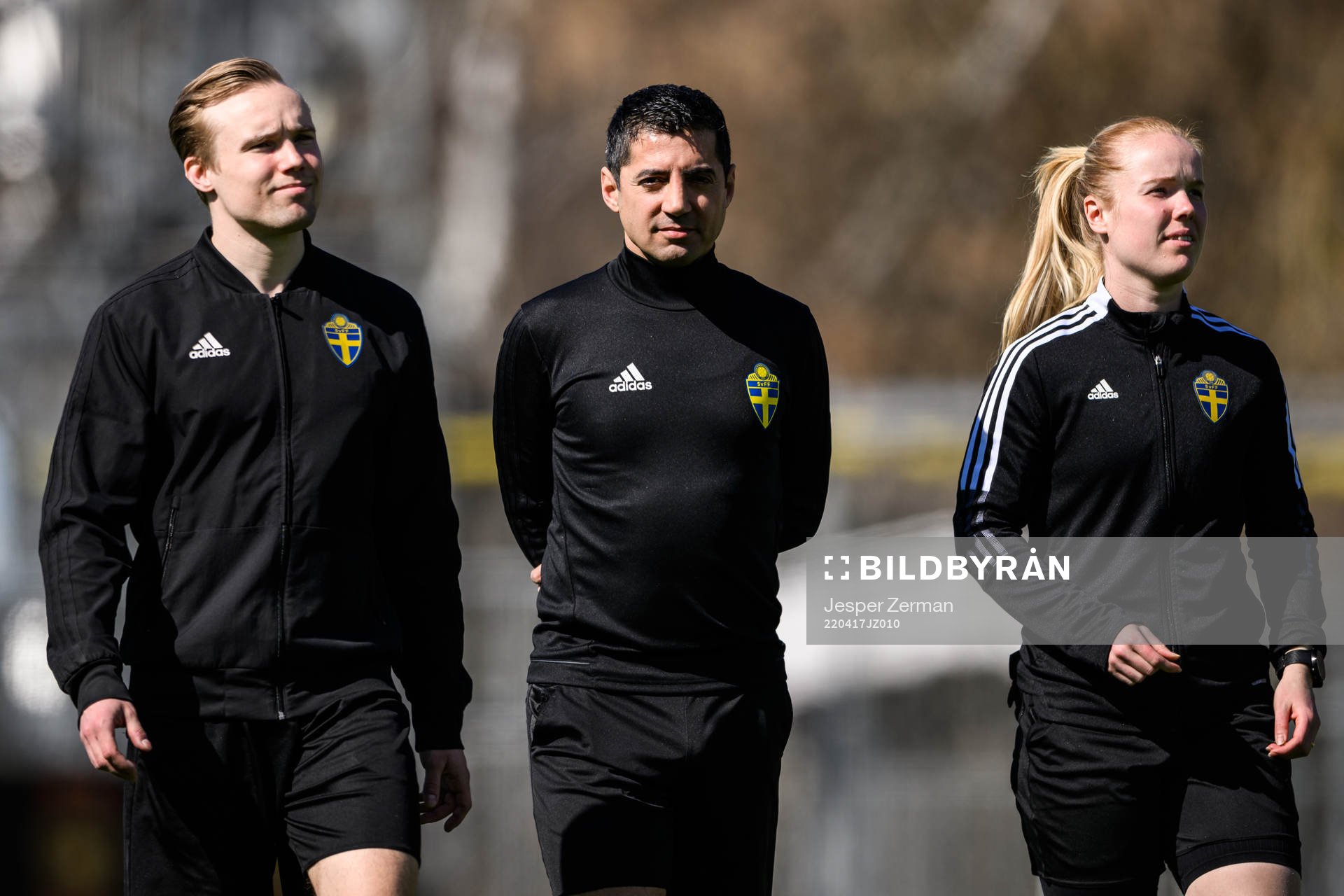 domare Mohammadreza Faghani (m) inför fotbollsmatchen i Damallsvenskan mellan Brommapojkarna och Örebro den 17 april 2022 i Stockholm.