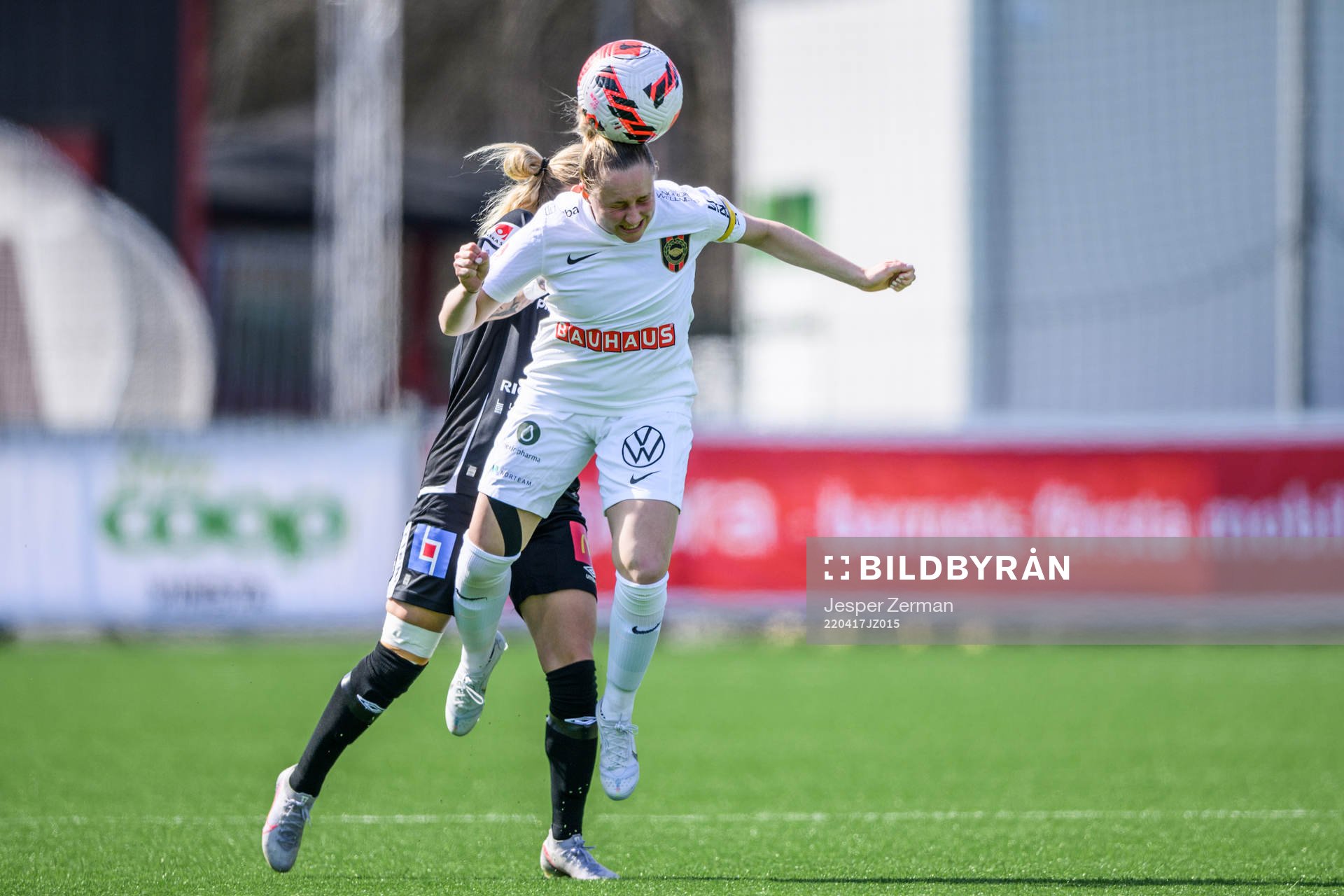 Brommapojkarnas Jennifer Sjösten under fotbollsmatchen i Damallsvenskan mellan Brommapojkarna och Örebro den 17 april 2022 i Stockholm.