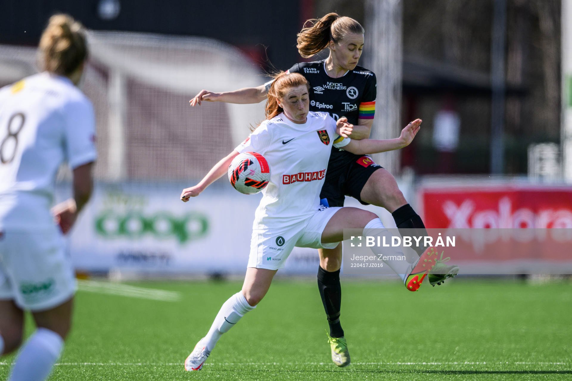 Brommapojkarnas Ella Reidy och Örebros Frida Abrahamsson under fotbollsmatchen i Damallsvenskan mellan Brommapojkarna och Örebro den 17 april 2022 i Stockholm.