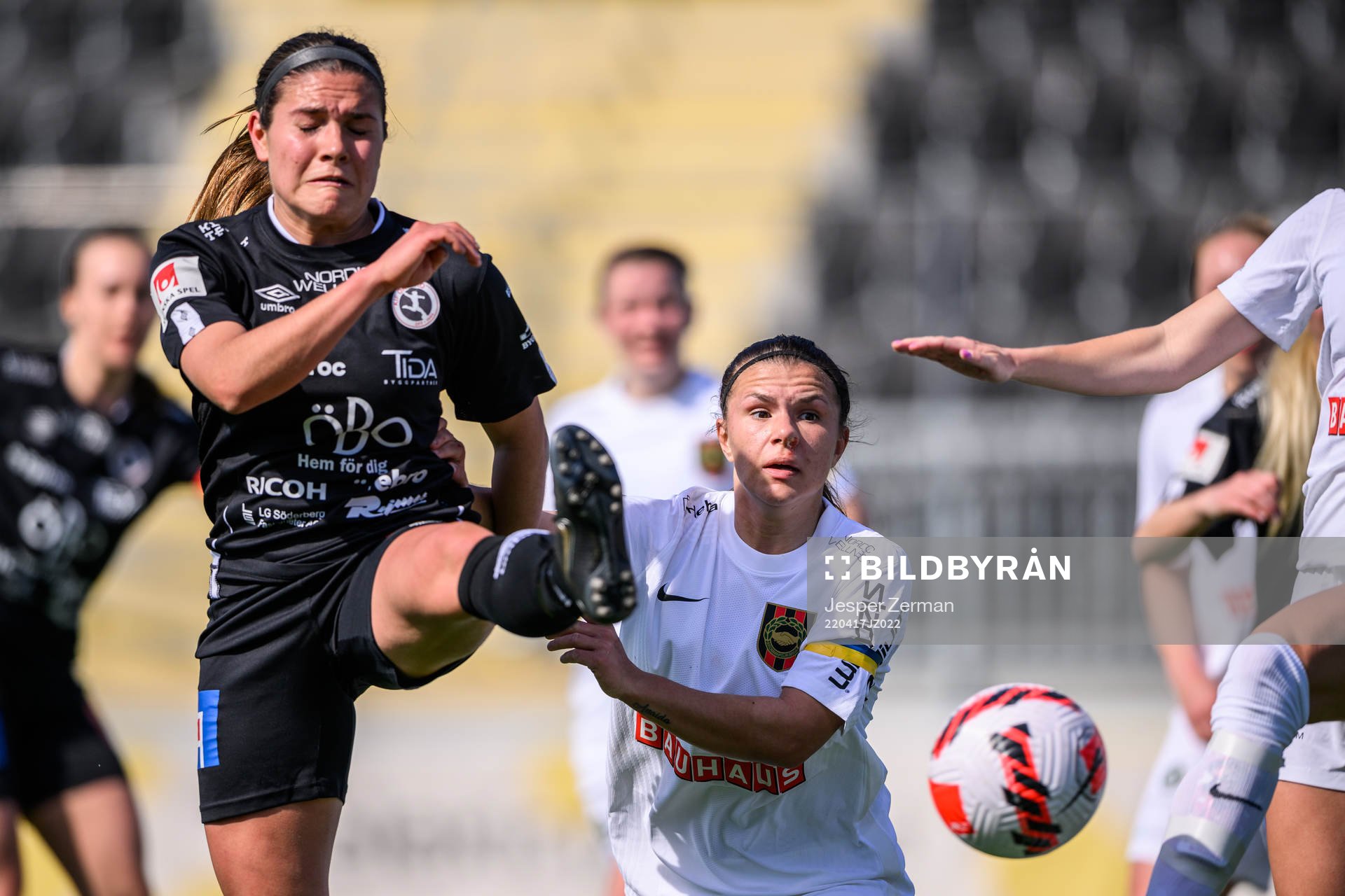 Örebros Carly Wickenheiser och Brommapojkarnas Alexsandra
