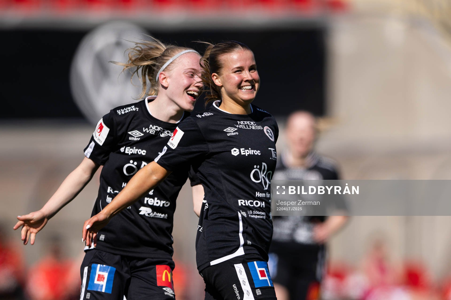 Örebros Amanda Rantanen och Anna Sandberg jublar