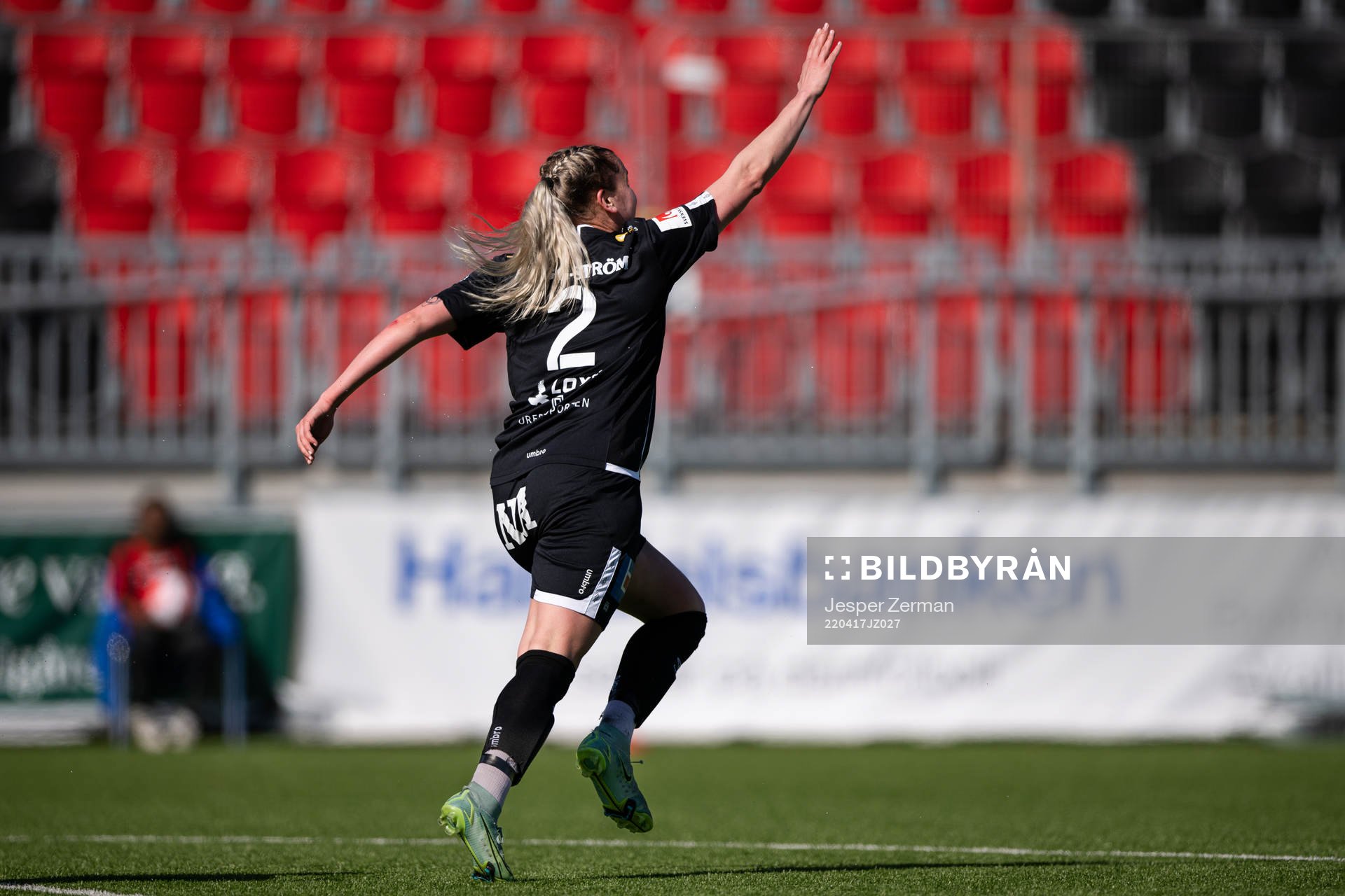 Örebros Elin Pikkujämsä jublar efter 0-2 under fotbollsmatchen i Damallsvenskan mellan Brommapojkarna och Örebro den 17 april 2022 i Stockholm.