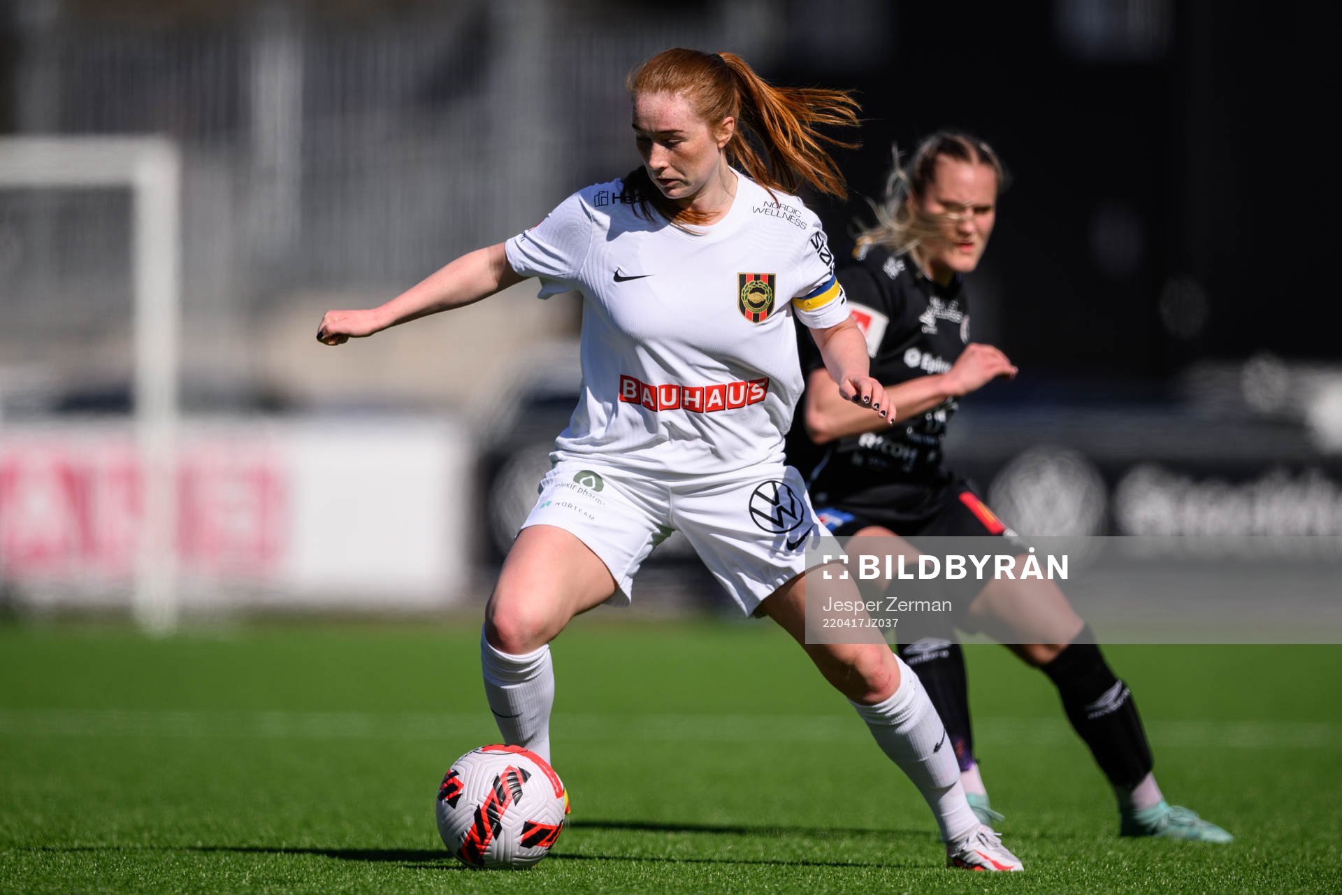 Brommapojkarnas Ella Reidy och Örebros Elin Pikkujämsä under fotbollsmatchen i Damallsvenskan mellan Brommapojkarna och Örebro den 17 april 2022 i Stockholm.