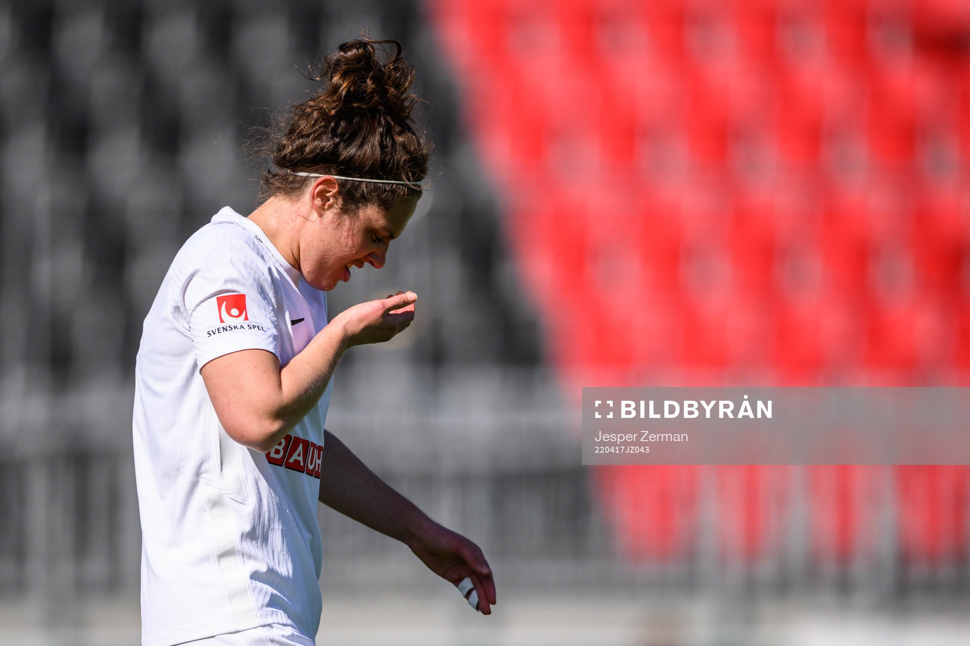 Brommapojkarnas Shannon Woeller har ont under fotbollsmatchen i Damallsvenskan mellan Brommapojkarna och Örebro den 17 april 2022 i Stockholm. 