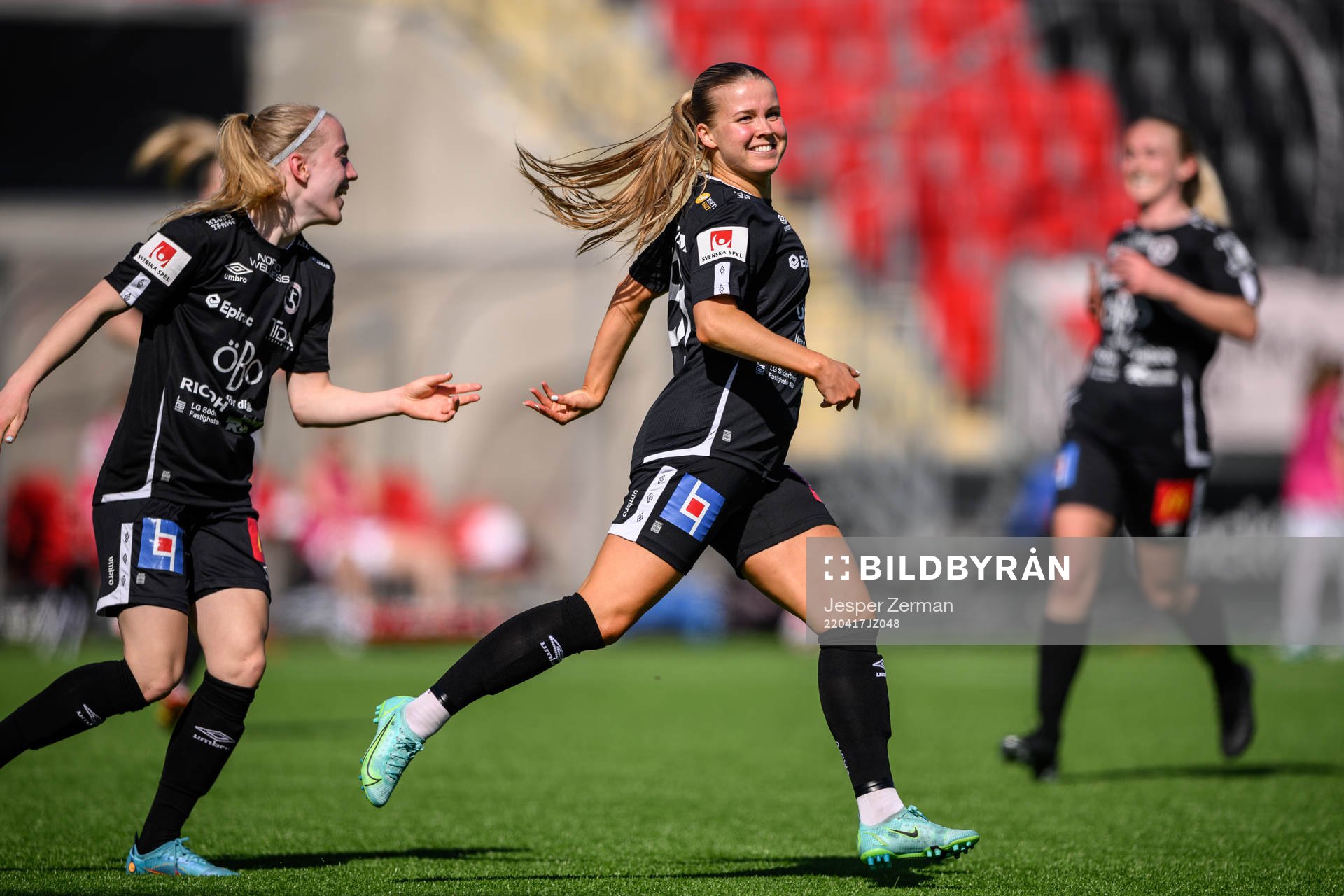 Örebros Amanda Rantanen jublar efter 0-1 under fotbollsmatchen i Damallsvenskan mellan Brommapojkarna och Örebro den 17 april 2022 i Stockholm.
