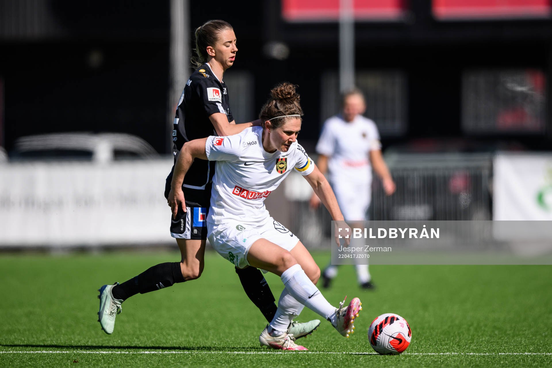 Örebros Wilma Öhman och Brommapojkarnas Shannon Woeller