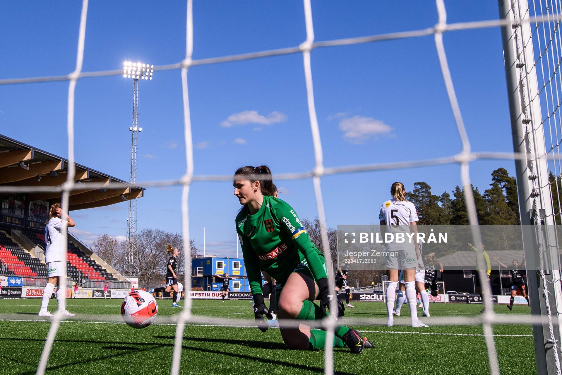Brommapojkarnas målvakt Lovisa Koss deppar