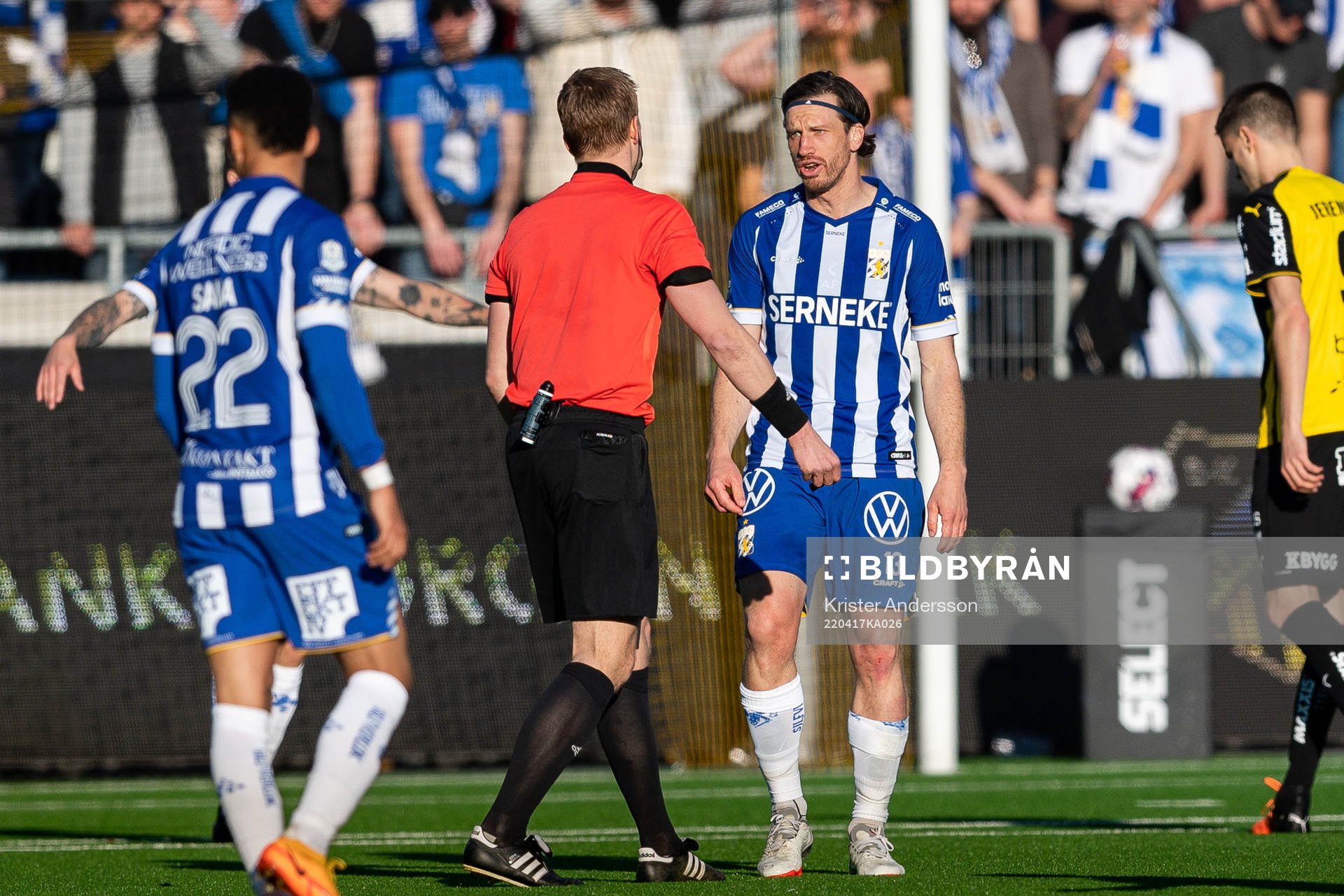IFK Göteborgs Gustav Svensson i samtal med domare Glenn