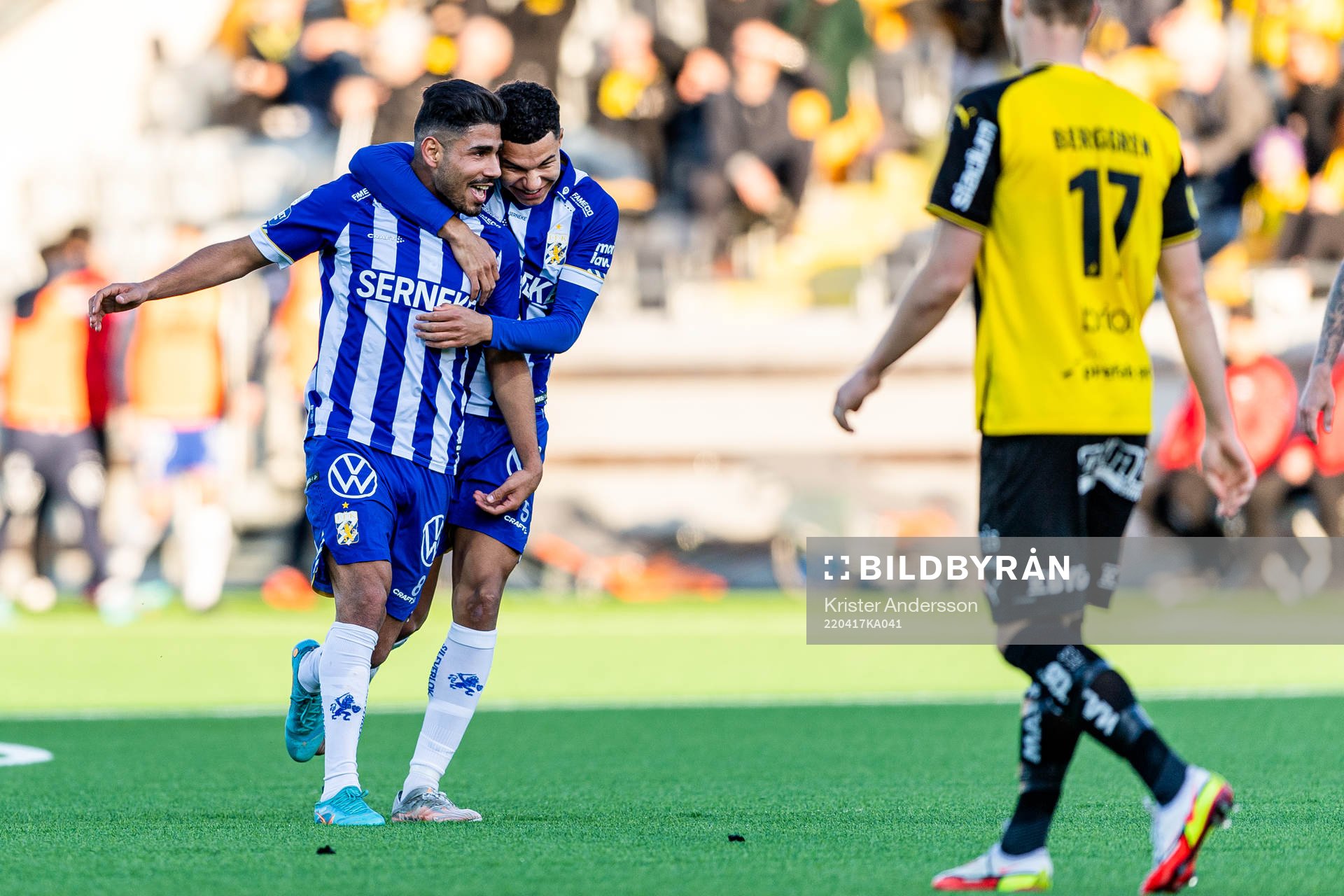 IFK Göteborgs Hosam Aiesh jublar med Alexander Jallow
