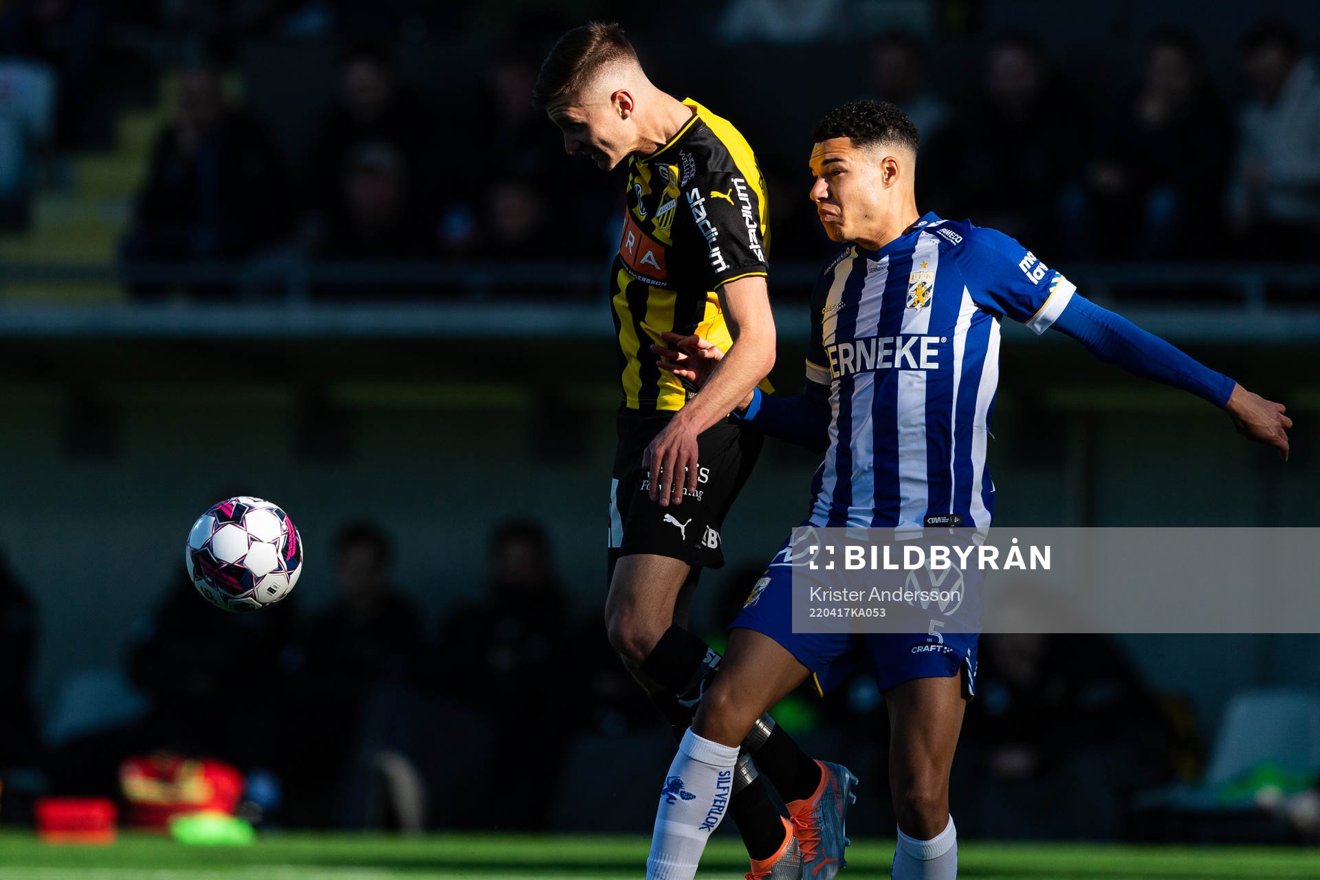 Häckens Leo Bengtsson och IFK Göteborgs Alexander Jallow