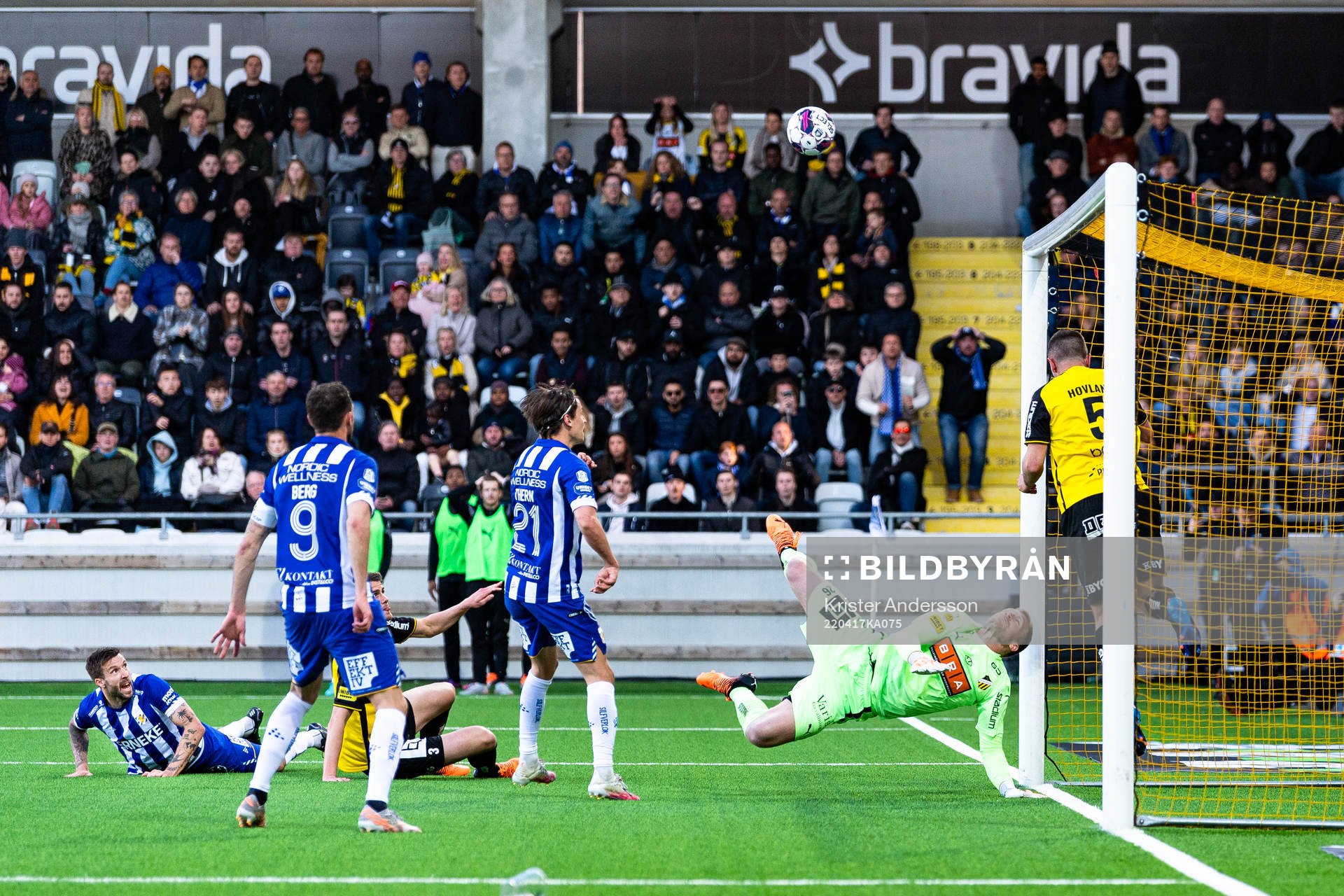Häckens Even Hovland nickar bort bollen på mållinjen