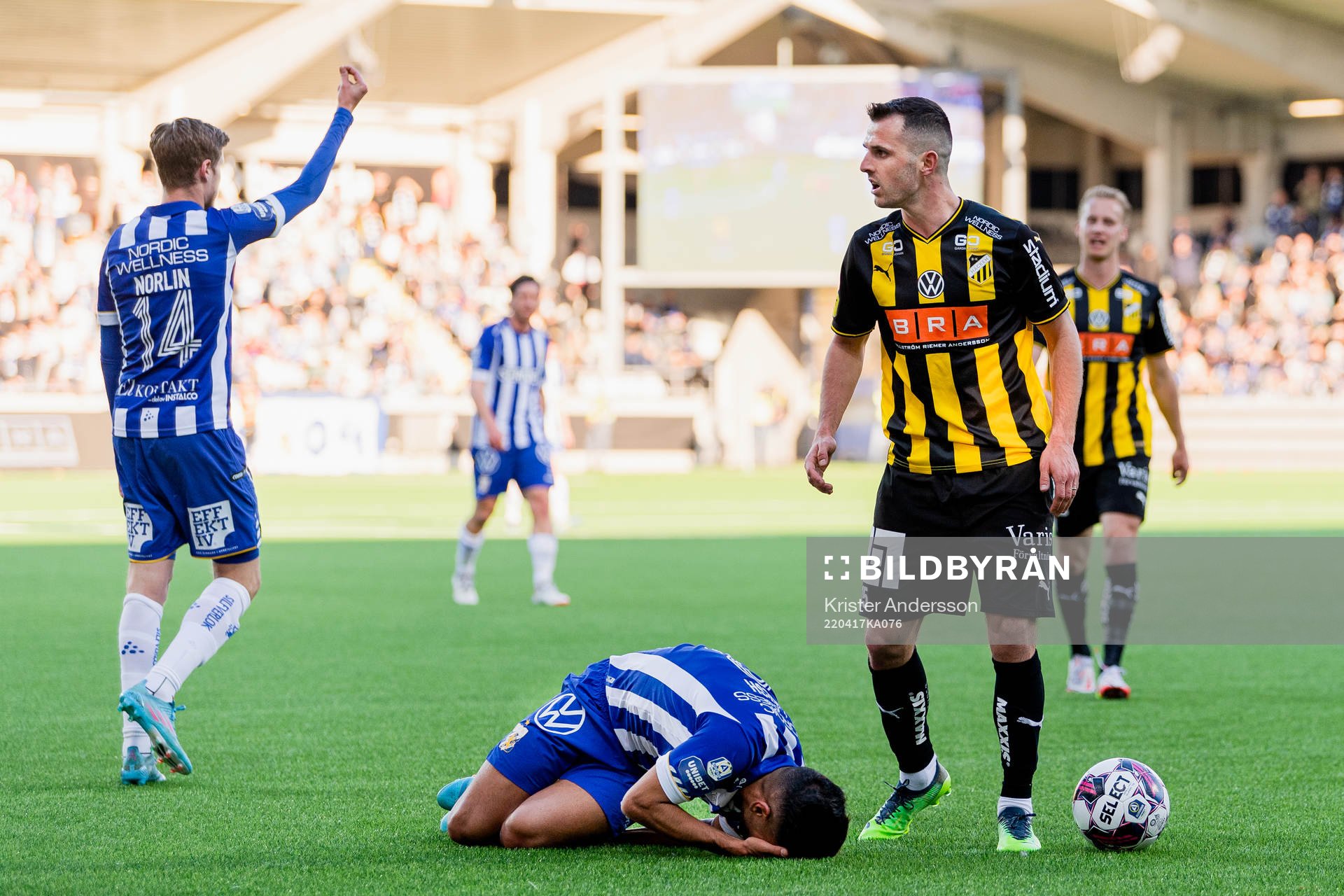 Häckens Kadir Hodzic får sitt andra gula kort och blir