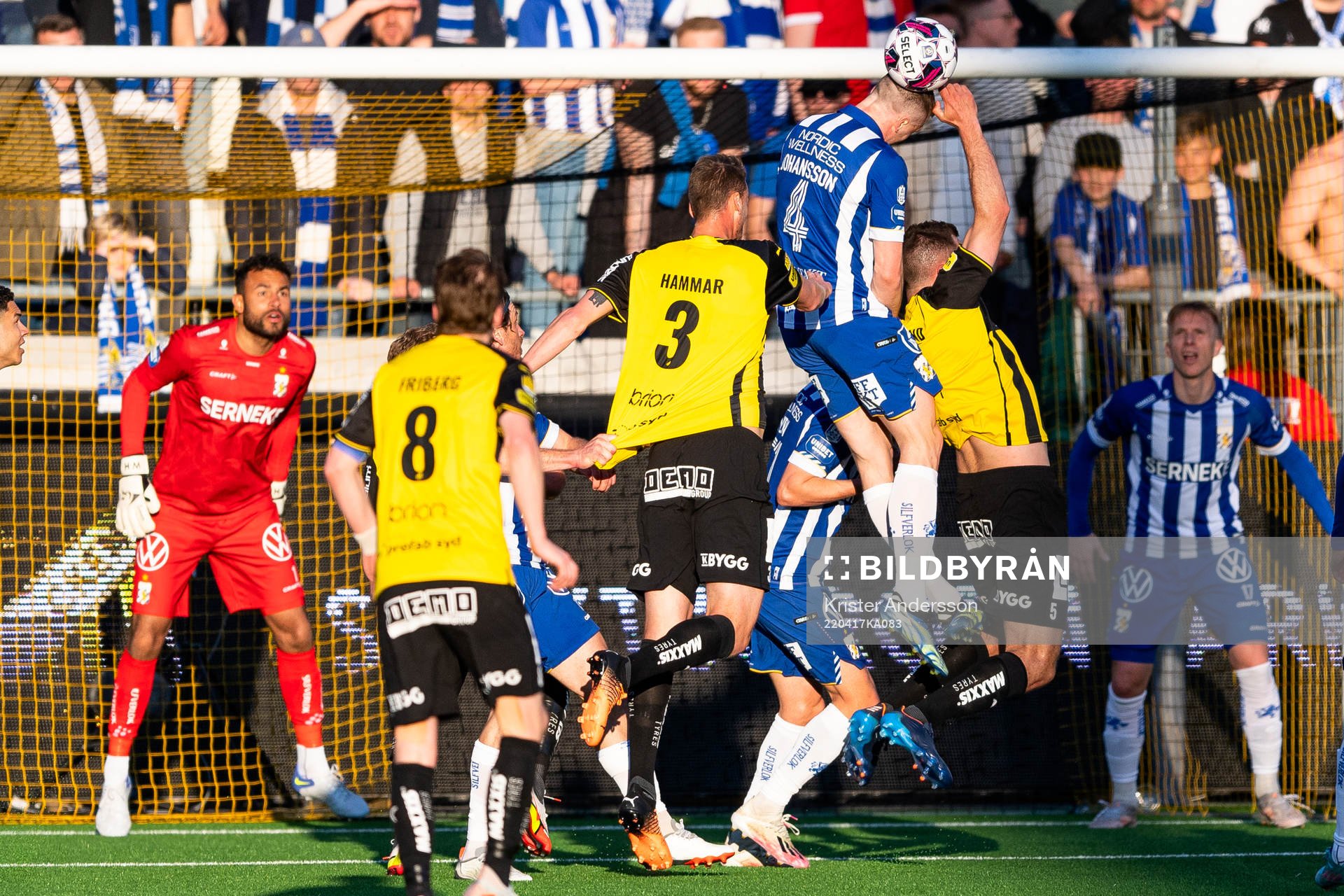 IFK Göteborgs Carl Johansson når högst på en hörna