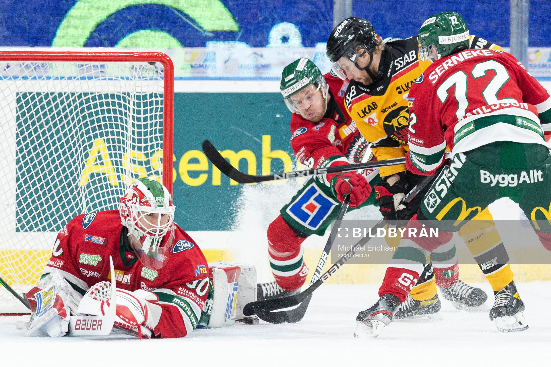 Luleås Einar Emanuelsson oroar framför Frölundas