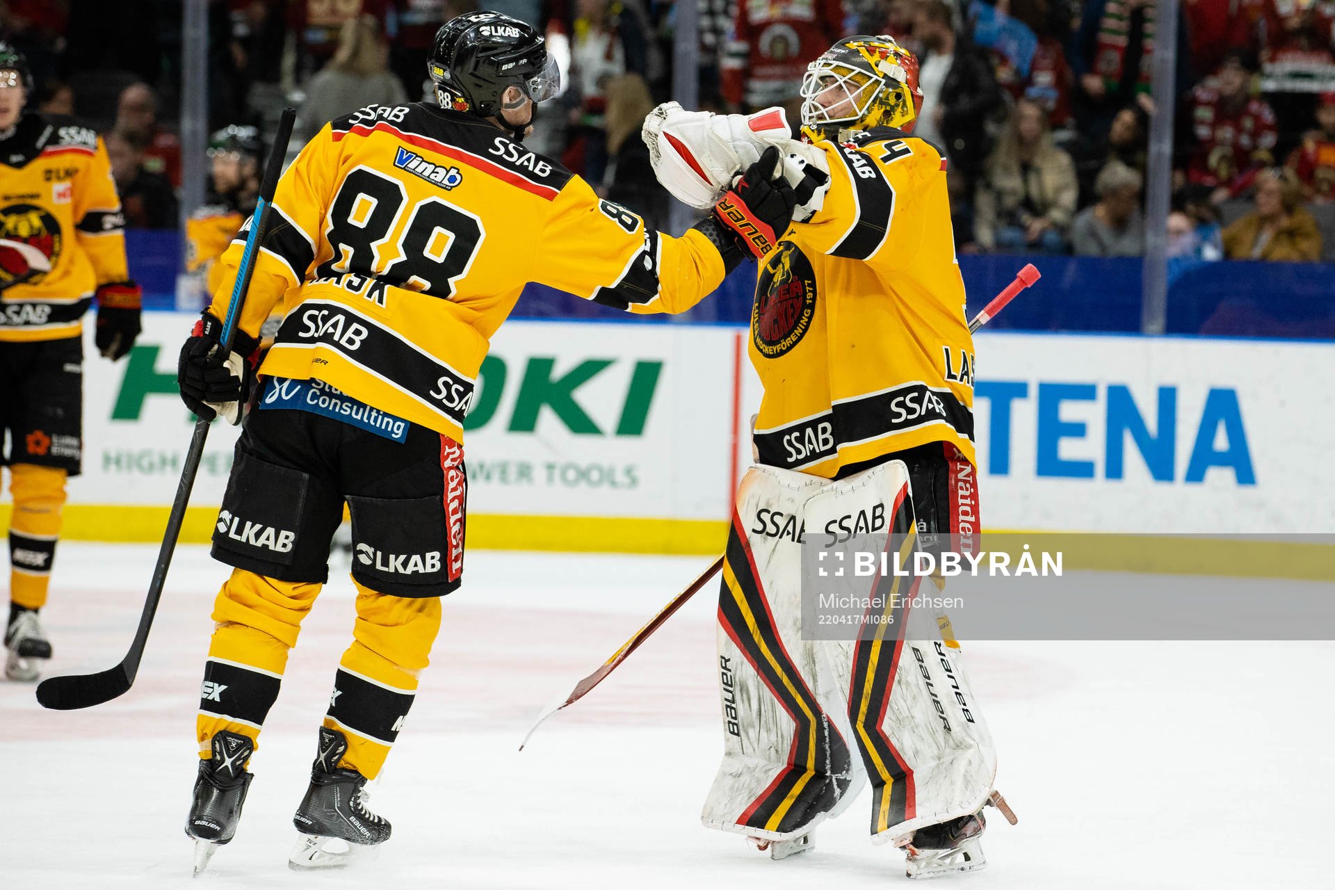 Luleås Joonas Rask och målvakt Joel Lassinantti jublar