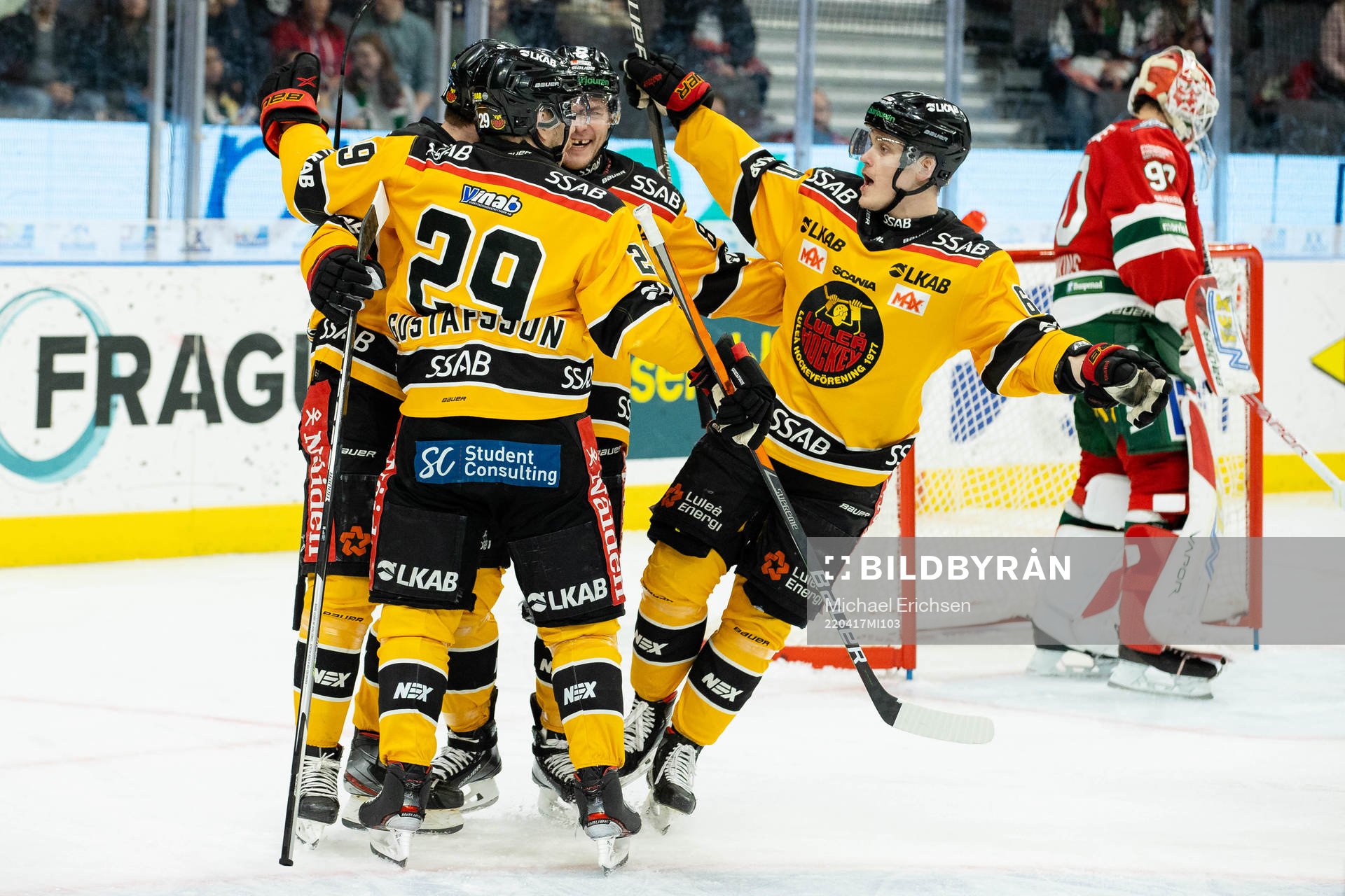 Luleås Linus Fröberg jublar med lagkamrater