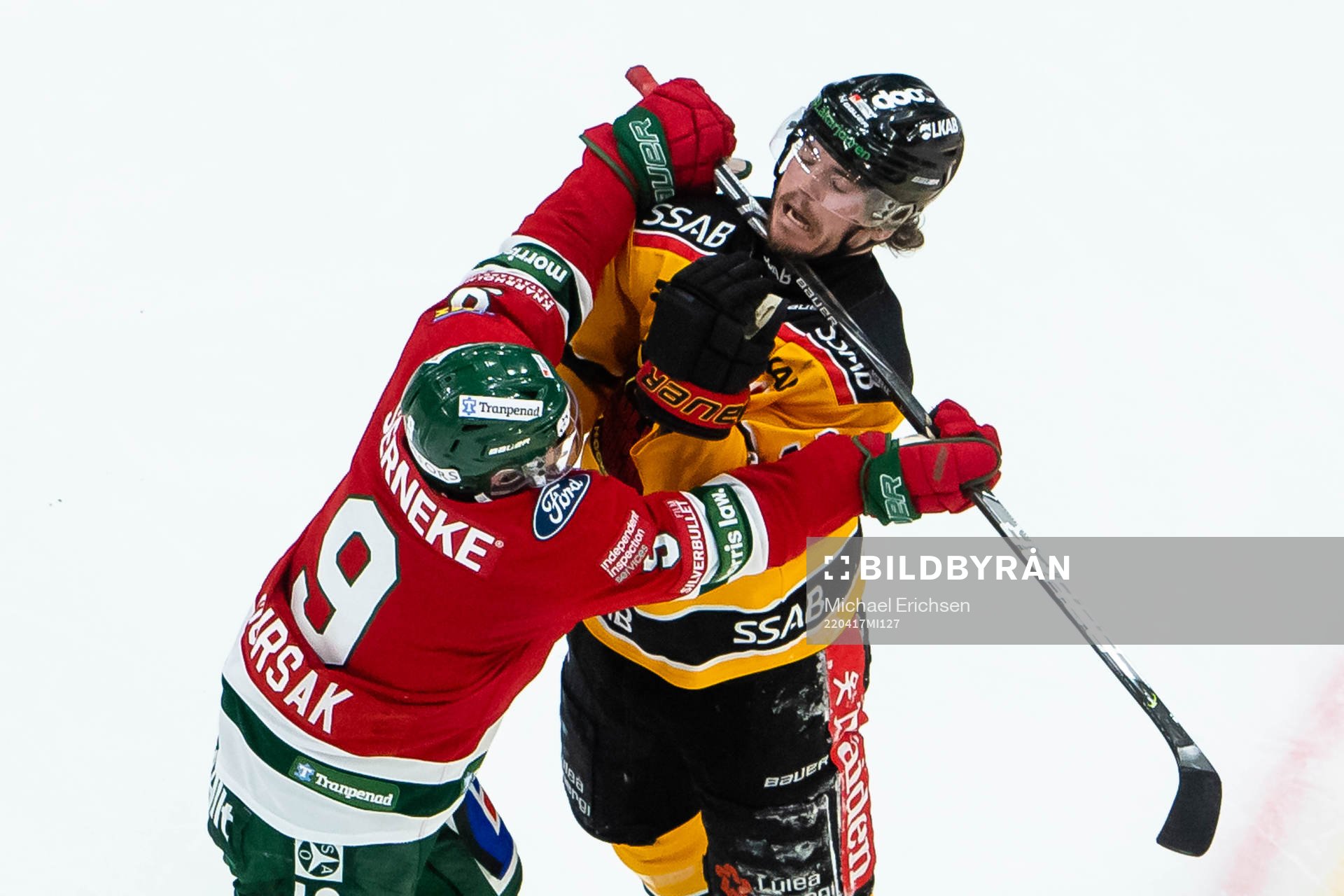 Frölundas Jan Mursak crosscheckar Luleås Oscar Engsund
