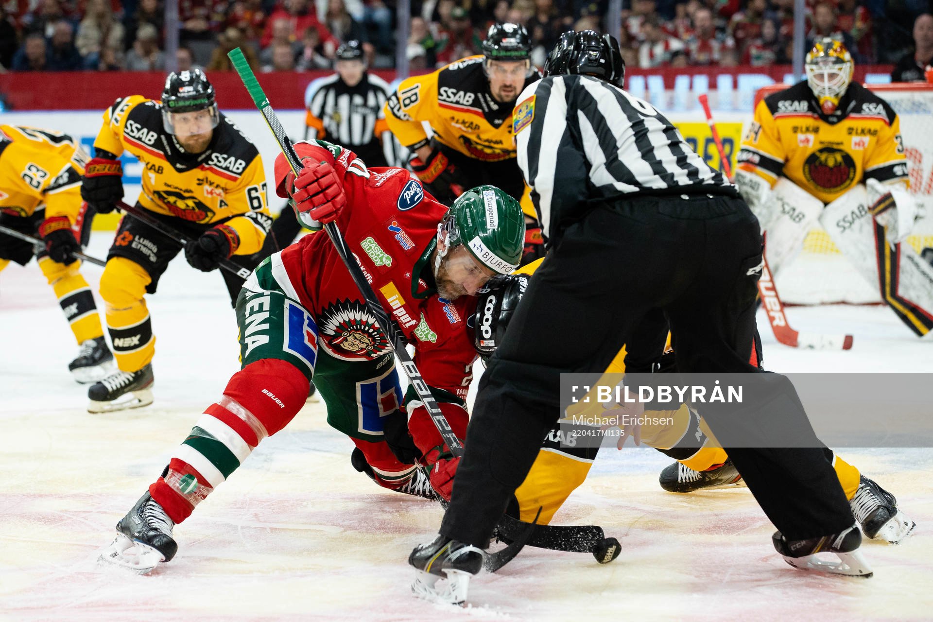 Frölundas Joel Lundqvist tekar mot Luleås Juhani