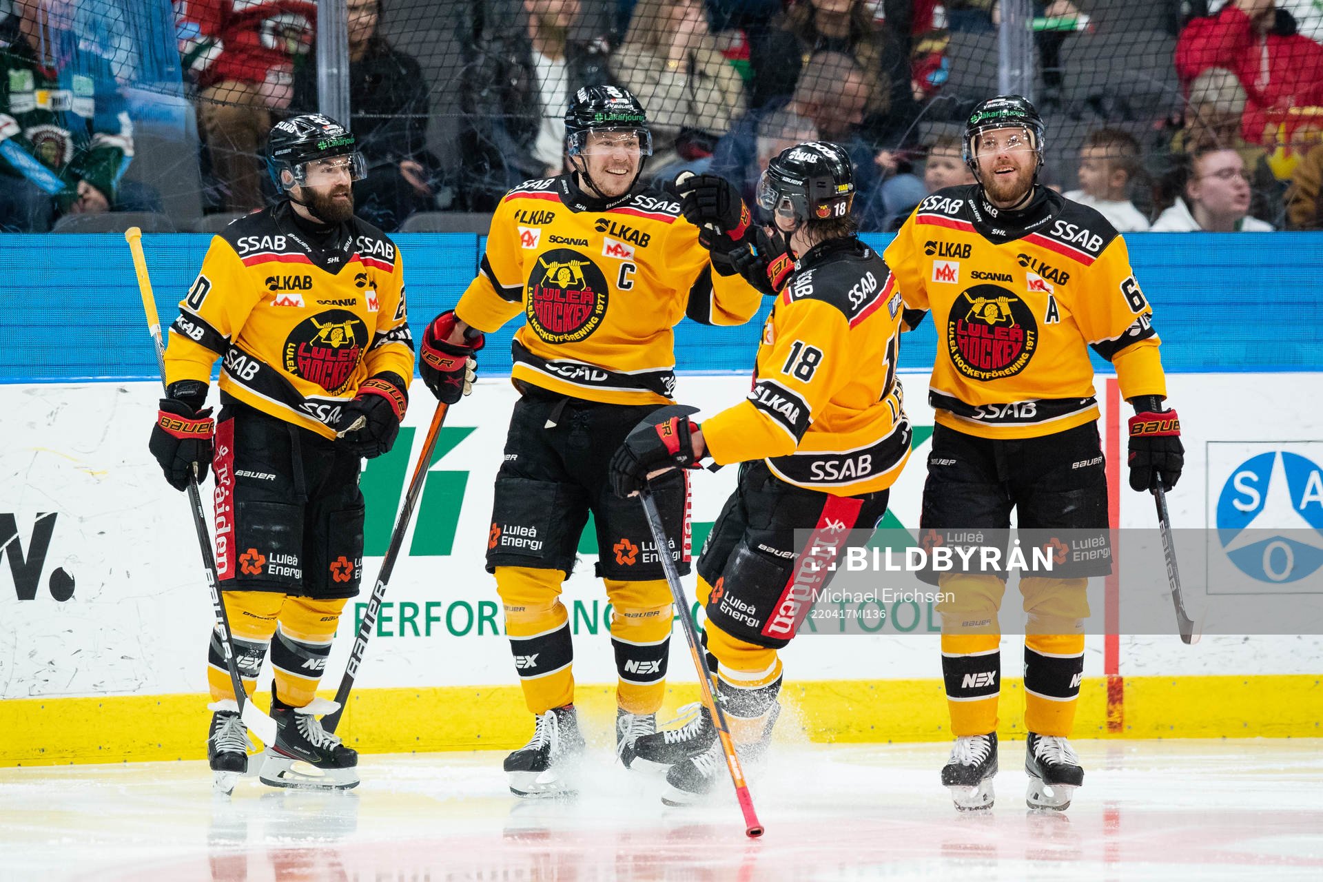 Luleås Erik Gustafsson jublar med lagkamrater
