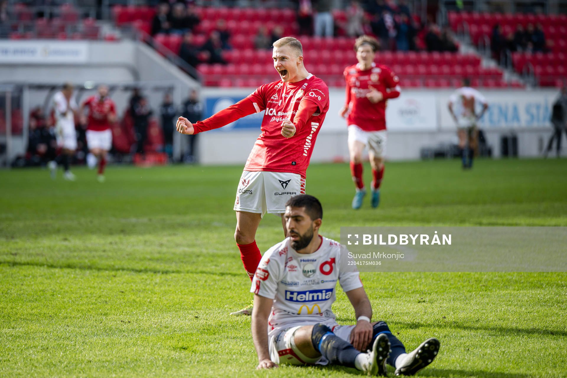 Kalmars Davíd Kristján Ólafsson jublar samtidigt som