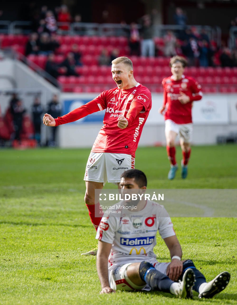 Kalmars Davíd Kristján Ólafsson jublar samtidigt som