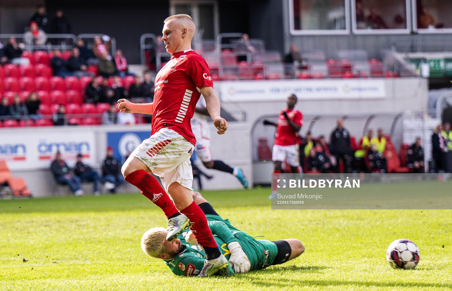 Kalmars Isak Jansson och Degerfors målvakt Alfie Malik