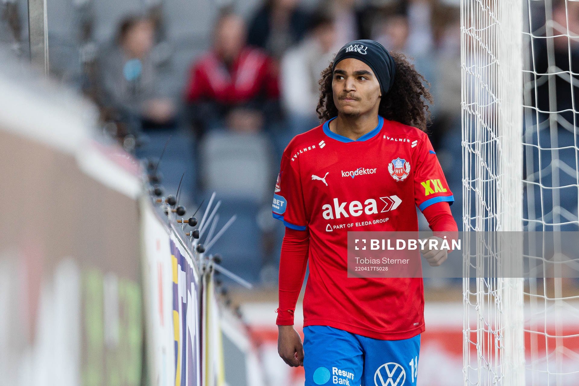Helsingborgs Adam Kaied lämnar planen