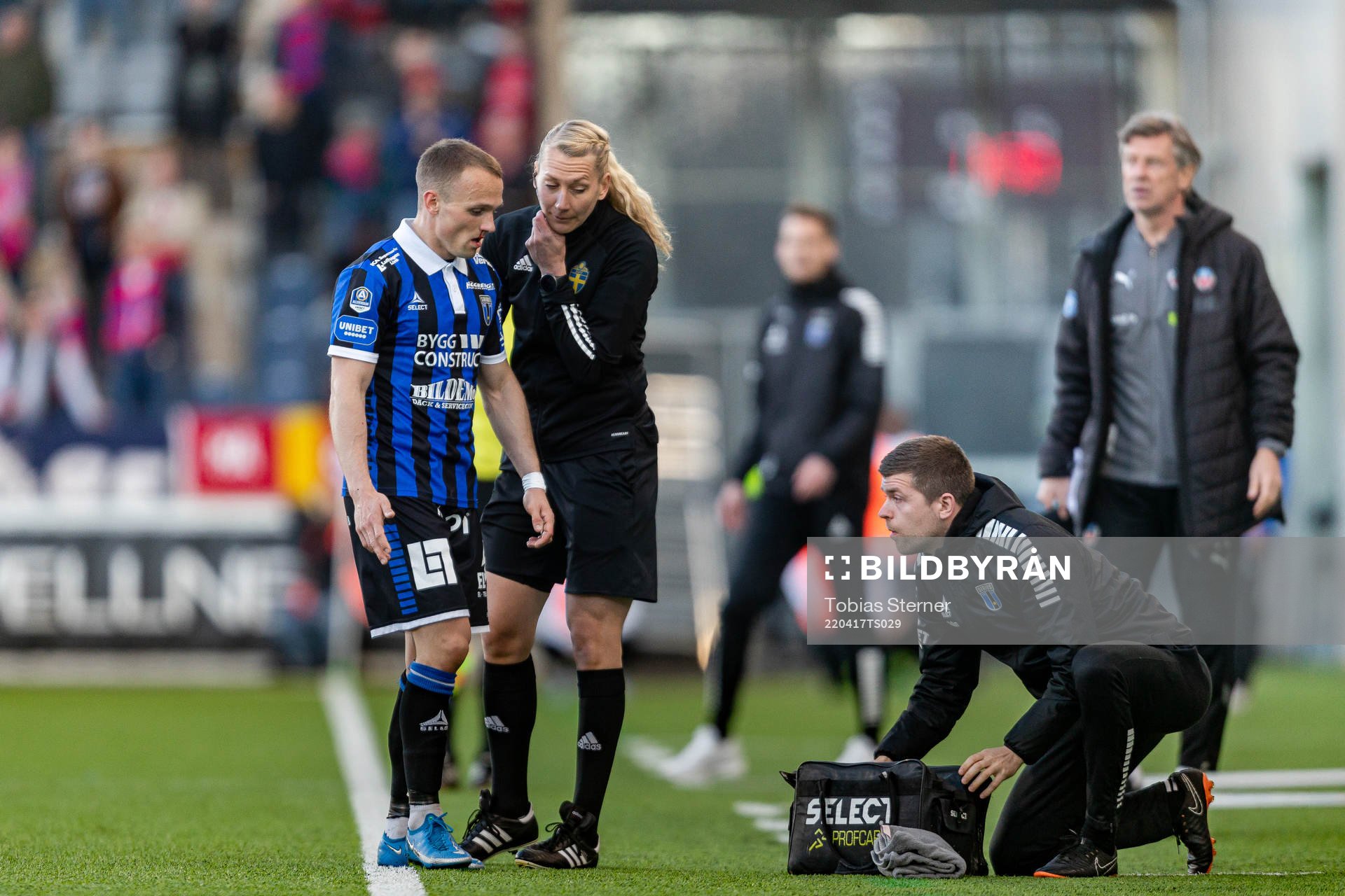 Sirius Aron Bjarnason och fjärdedomaren Tess Olofsson under fotbollsmatchen i Allsvenskan mellan Sirius och Helsingborg den 17 april 2022 i Uppsala.