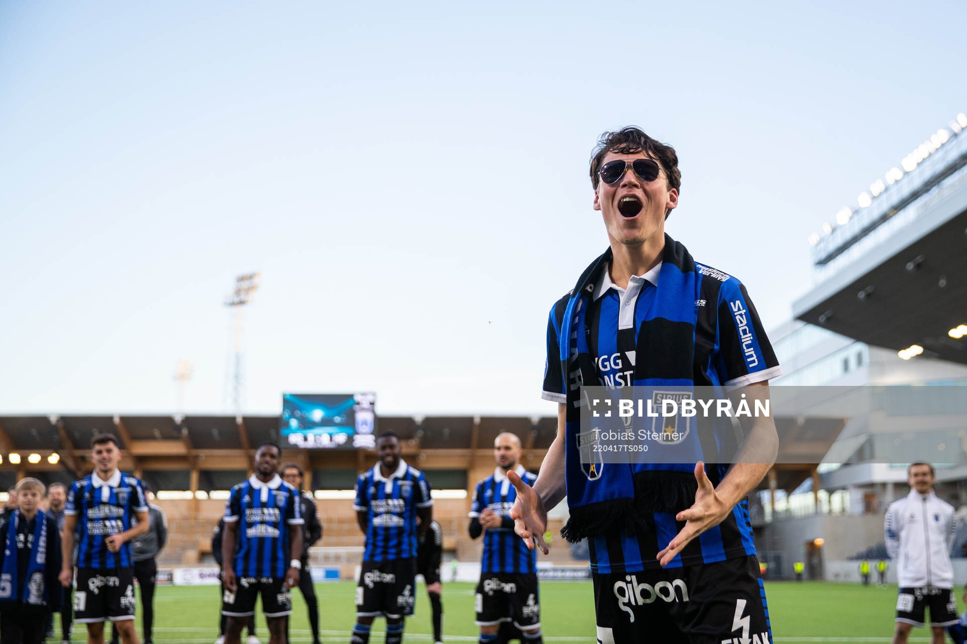 Sirius Jamie Roche jublar efter fotbollsmatchen i Allsvenskan mellan Sirius och Helsingborg den 17 april 2022 i Uppsala. 