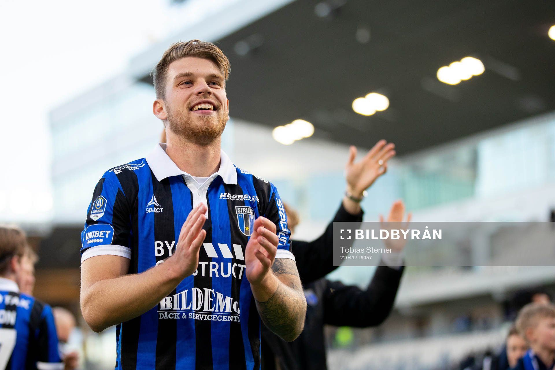 Sirius Marcus Mathisen jublar efter fotbollsmatchen i Allsvenskan mellan Sirius och Helsingborg den 17 april 2022 i Uppsala. 