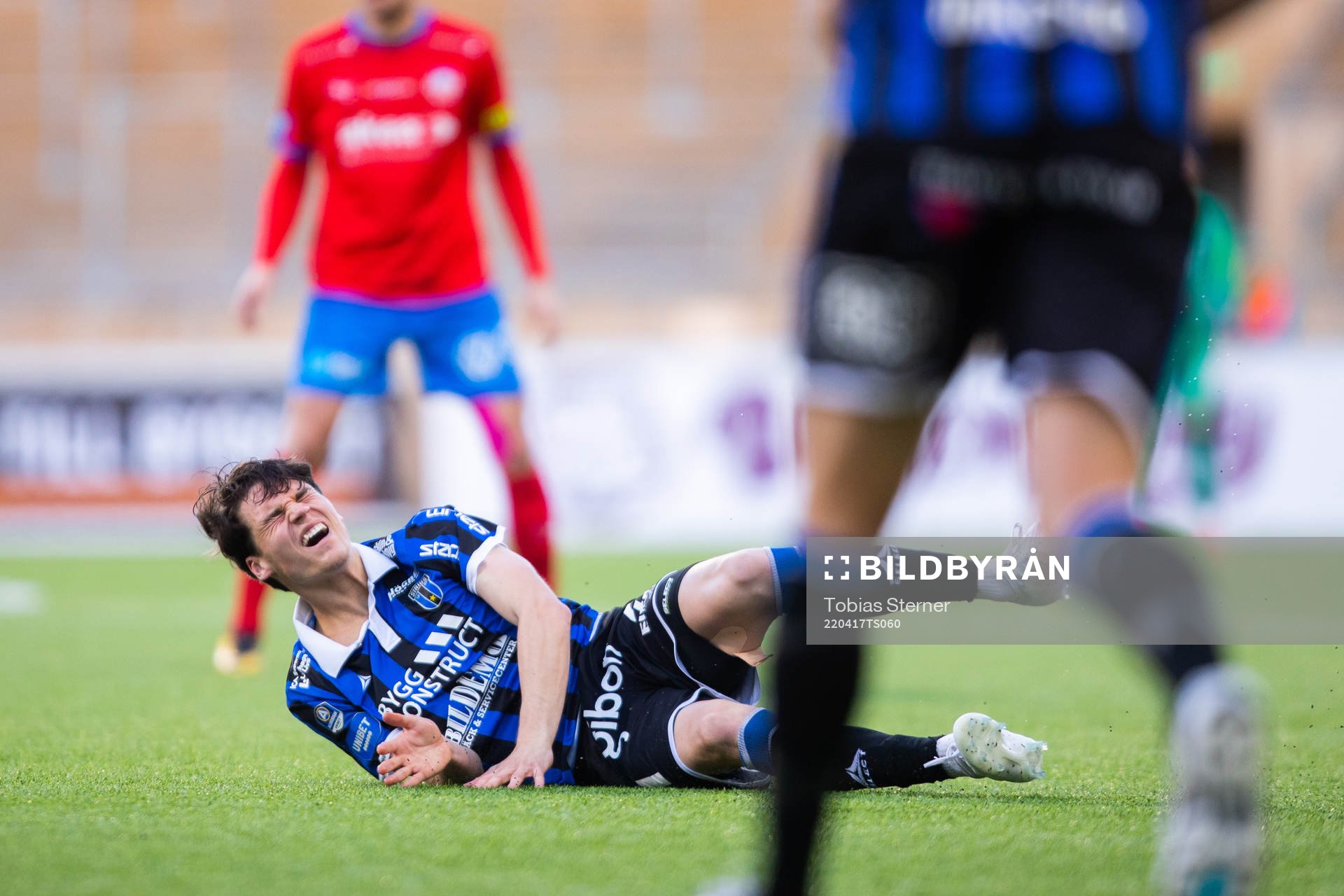 Sirius Jamie Roche har ont under fotbollsmatchen i Allsvenskan mellan Sirius och Helsingborg den 17 april 2022 i Uppsala. 