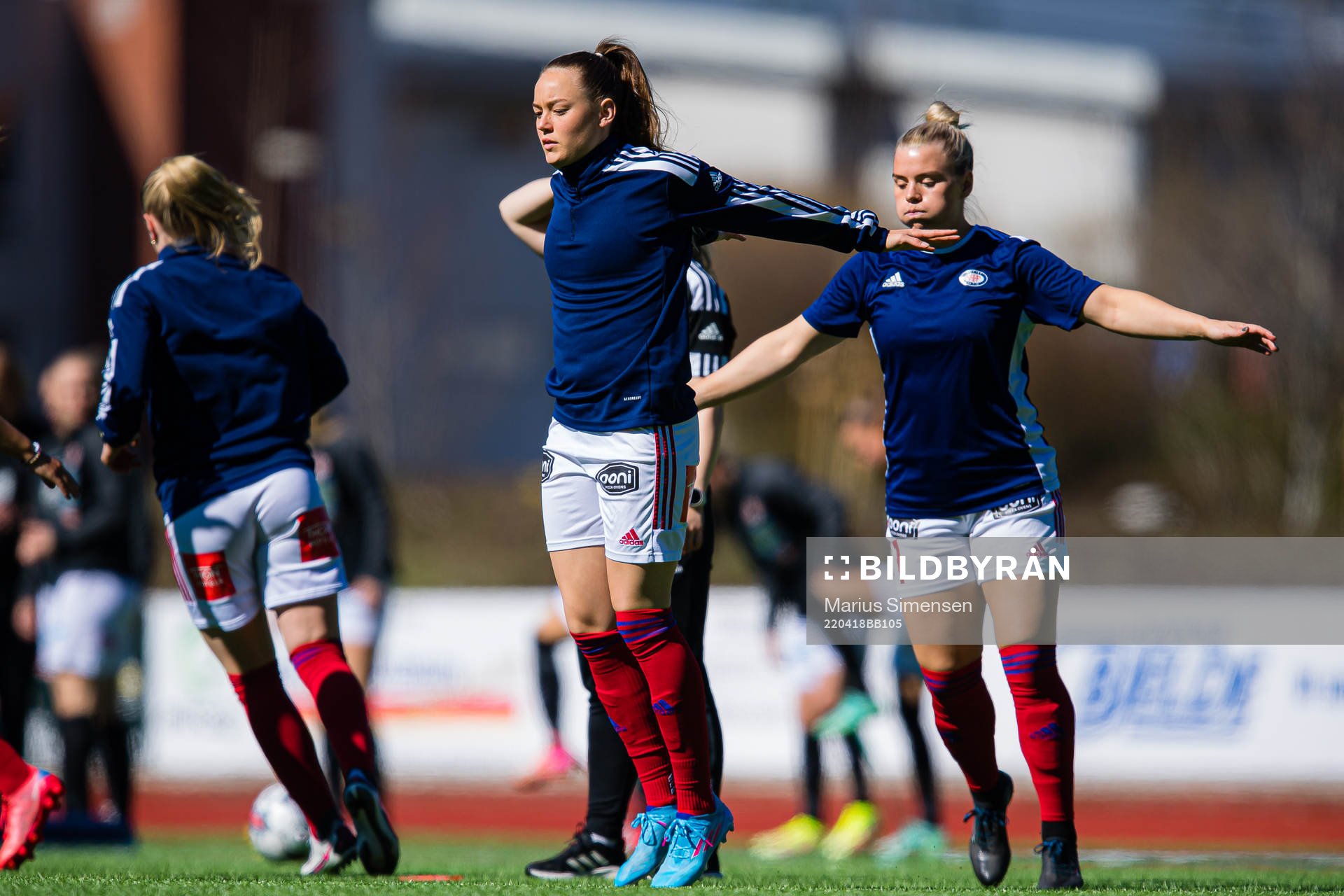 Janni Bøgild Thomsen of Vålerenga warms up