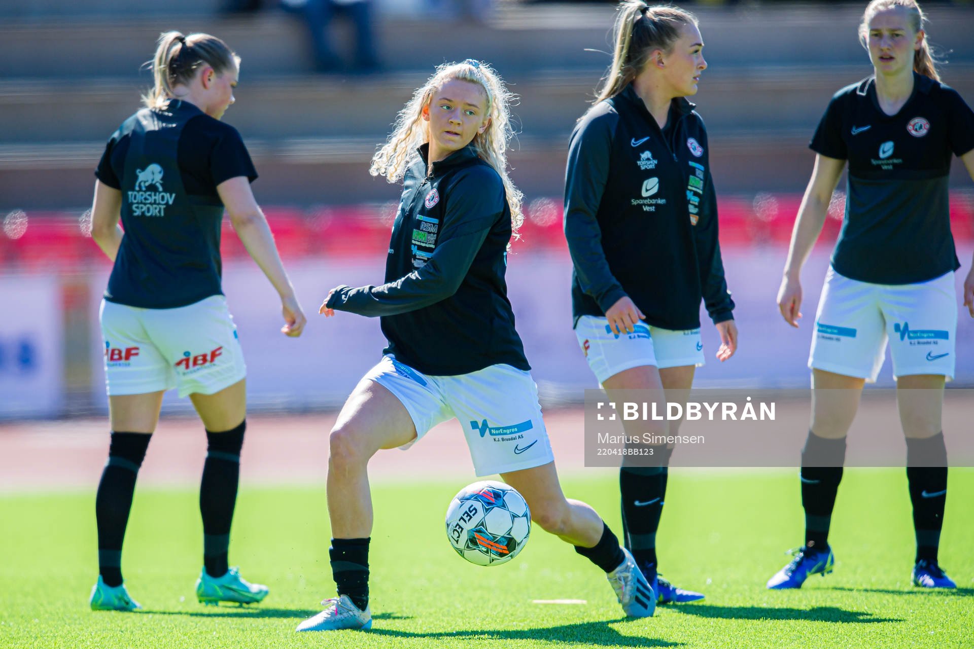 Madelen Koldal Holme of Arna-Bjørnar warms up