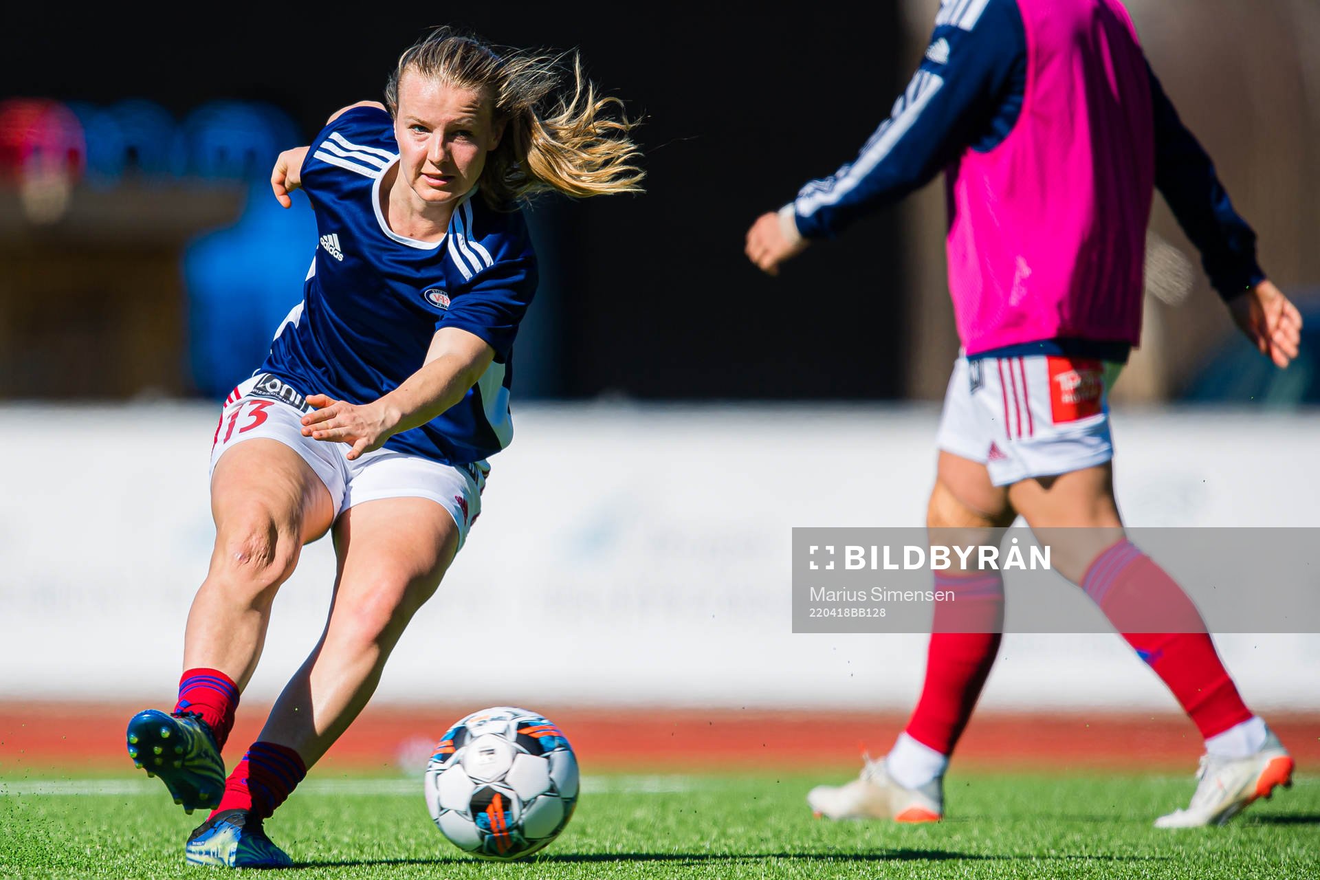 Agnete Kristine Nielsen of Vålerenga warms up