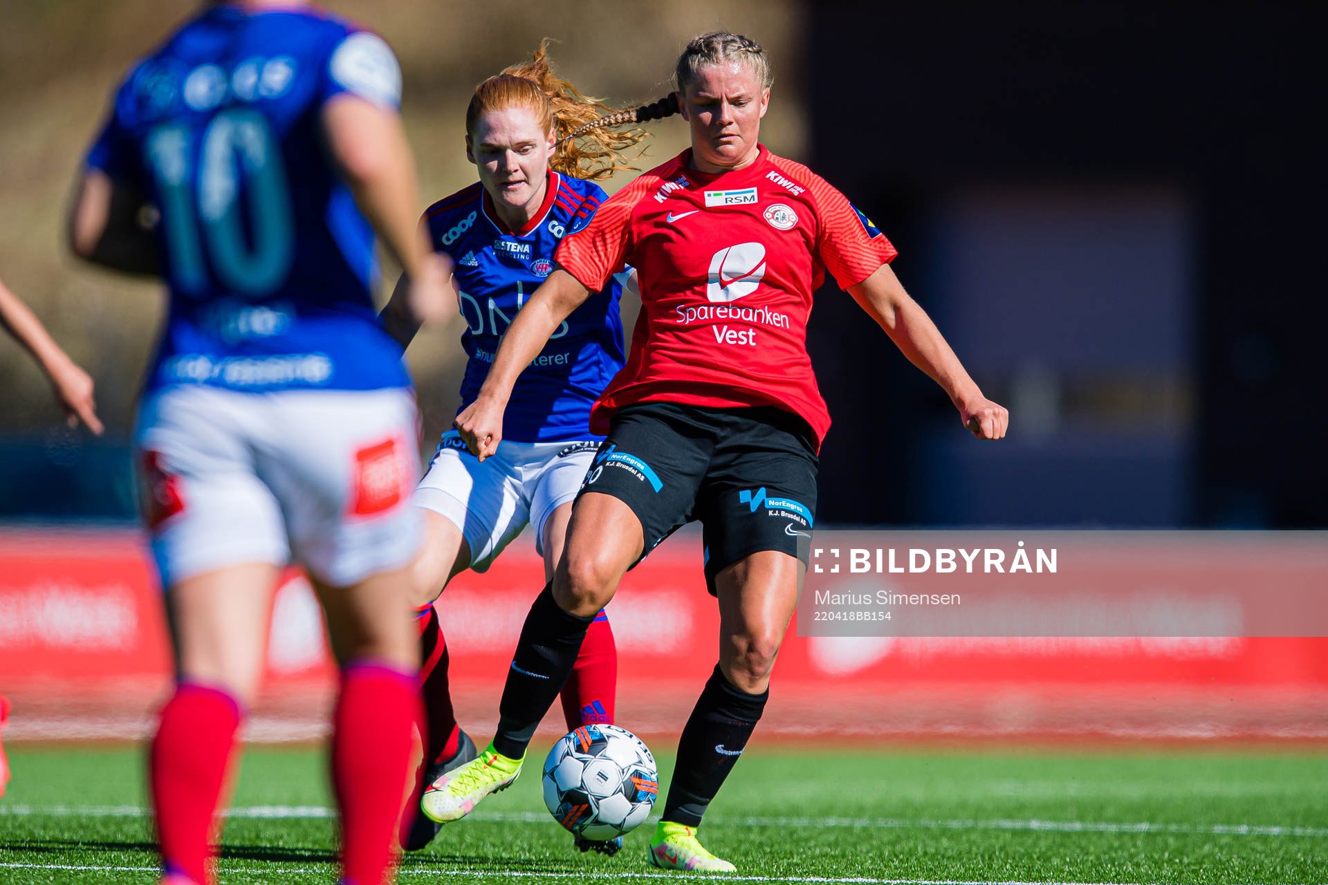 Stine Ballisager Pedersen of Vålerenga and Vilde Drange