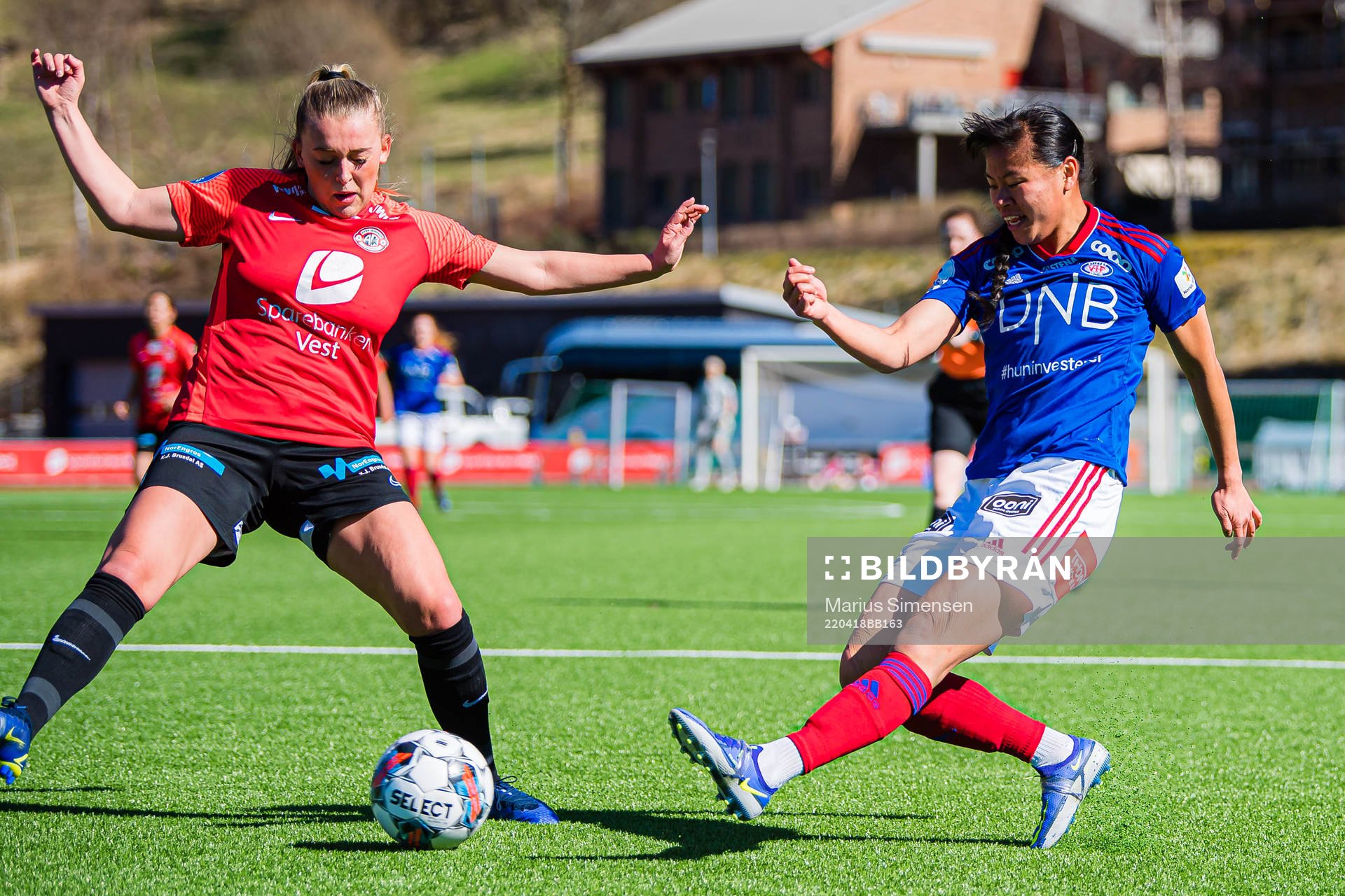 Madeleine Veivåg of Arna-Bjørnar and Ylinn Tennebø of