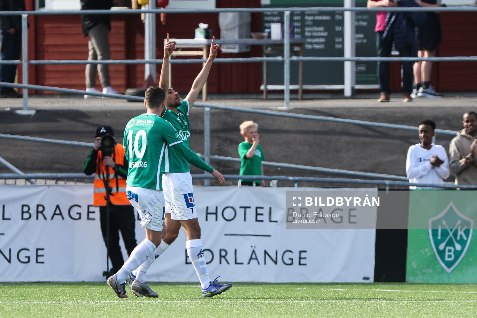 Brages Joakim Persson jublar