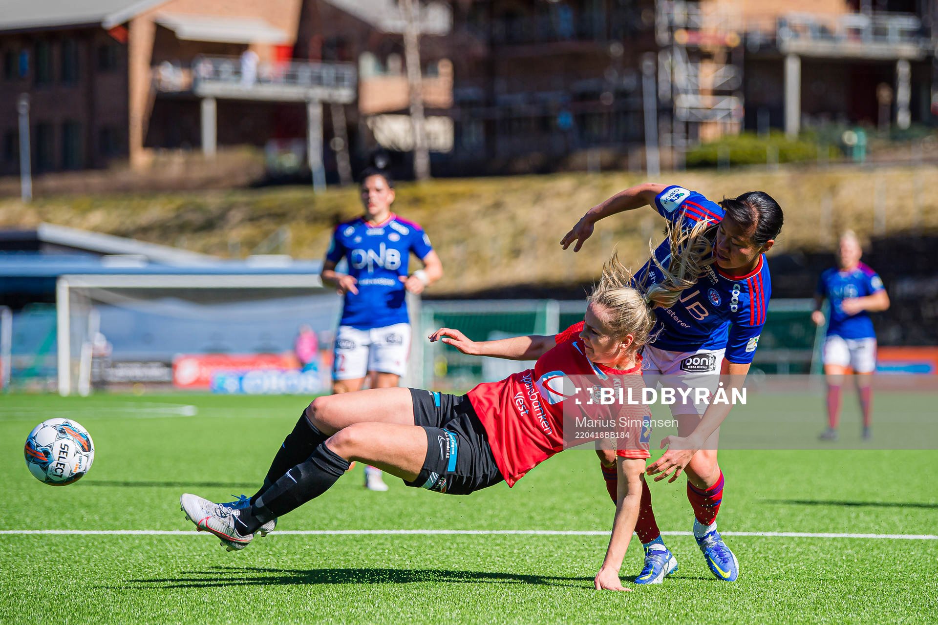 Kristina Herfindal Grøndal of Arna-Bjørnar and Ylinn Tennebø of Vålerenga during the Toppserien football match between Arna-Bjørnar and Vålerenga on April 18, 2022 in Arna.