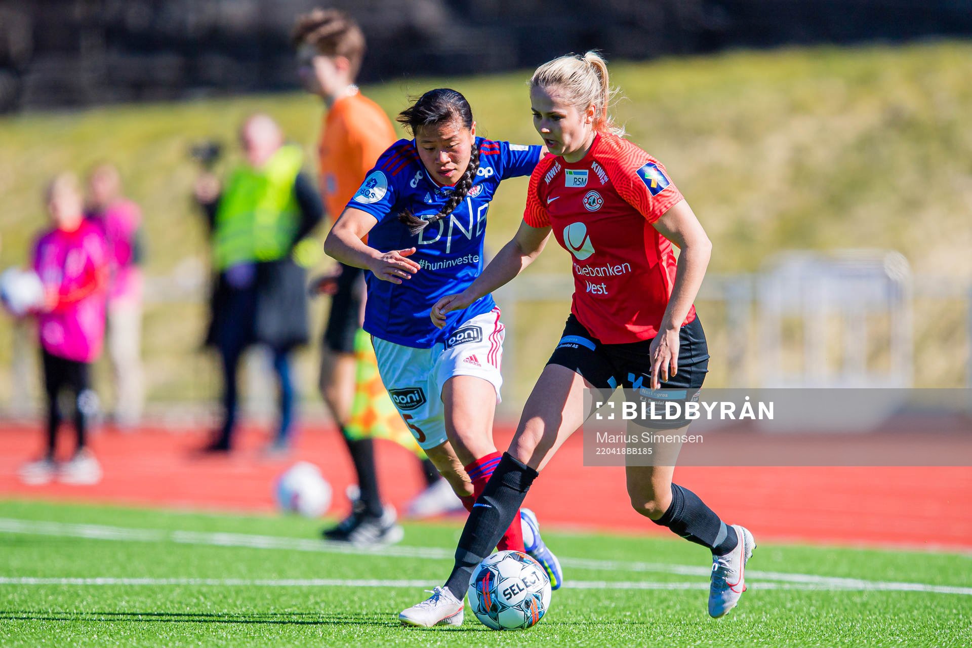Ylinn Tennebø of Vålerenga and Kristina Herfindal Grøndal of Arna-Bjørnar during the Toppserien football match between Arna-Bjørnar and Vålerenga on April 18, 2022 in Arna.