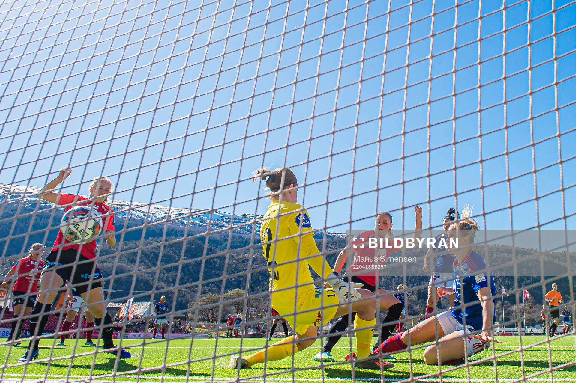 Elise Hove Thorsnes of Vålerenga scores the 0-1 goal